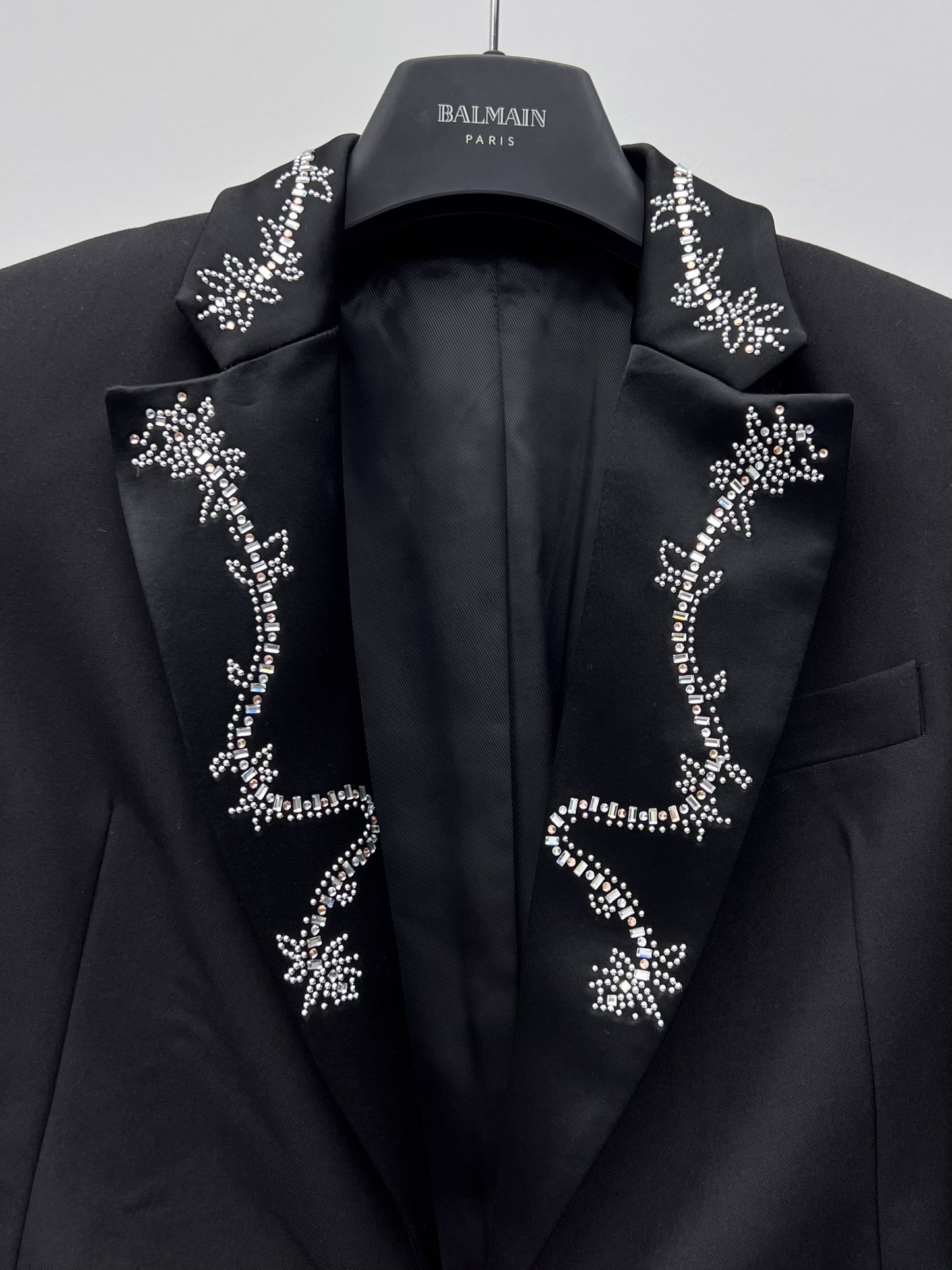 “Single-Rate Female Suit: Packed Rabann Show with Wool Fabric, Ropes, Belts, and Unique Visual Style” - 图片 2