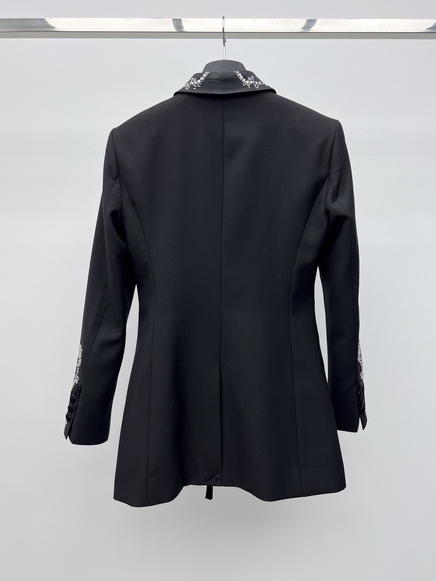 “Single-Rate Female Suit: Packed Rabann Show with Wool Fabric, Ropes, Belts, and Unique Visual Style” - 图片 7
