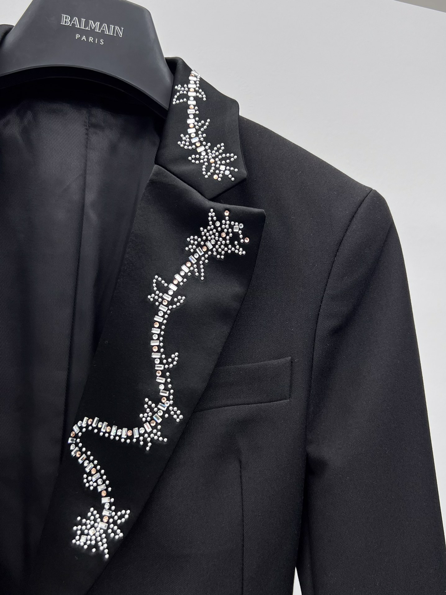 “Single-Rate Female Suit: Packed Rabann Show with Wool Fabric, Ropes, Belts, and Unique Visual Style” - 图片 3