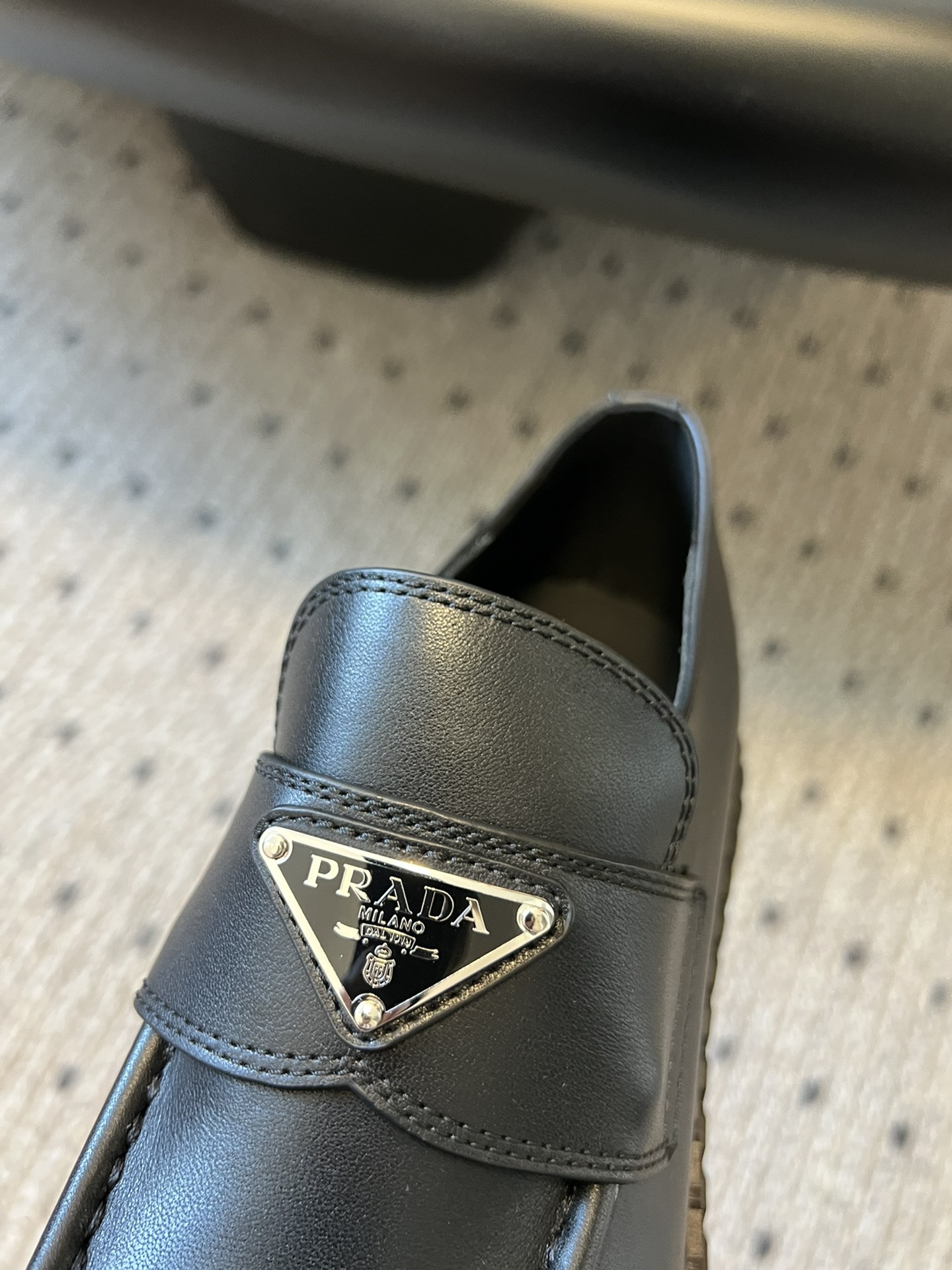 Prad*普拉达 软牛皮厚底经典三角标乐福鞋 新款配色真的绝!适用于各个季节!当之无愧的四季款,刘雯众多