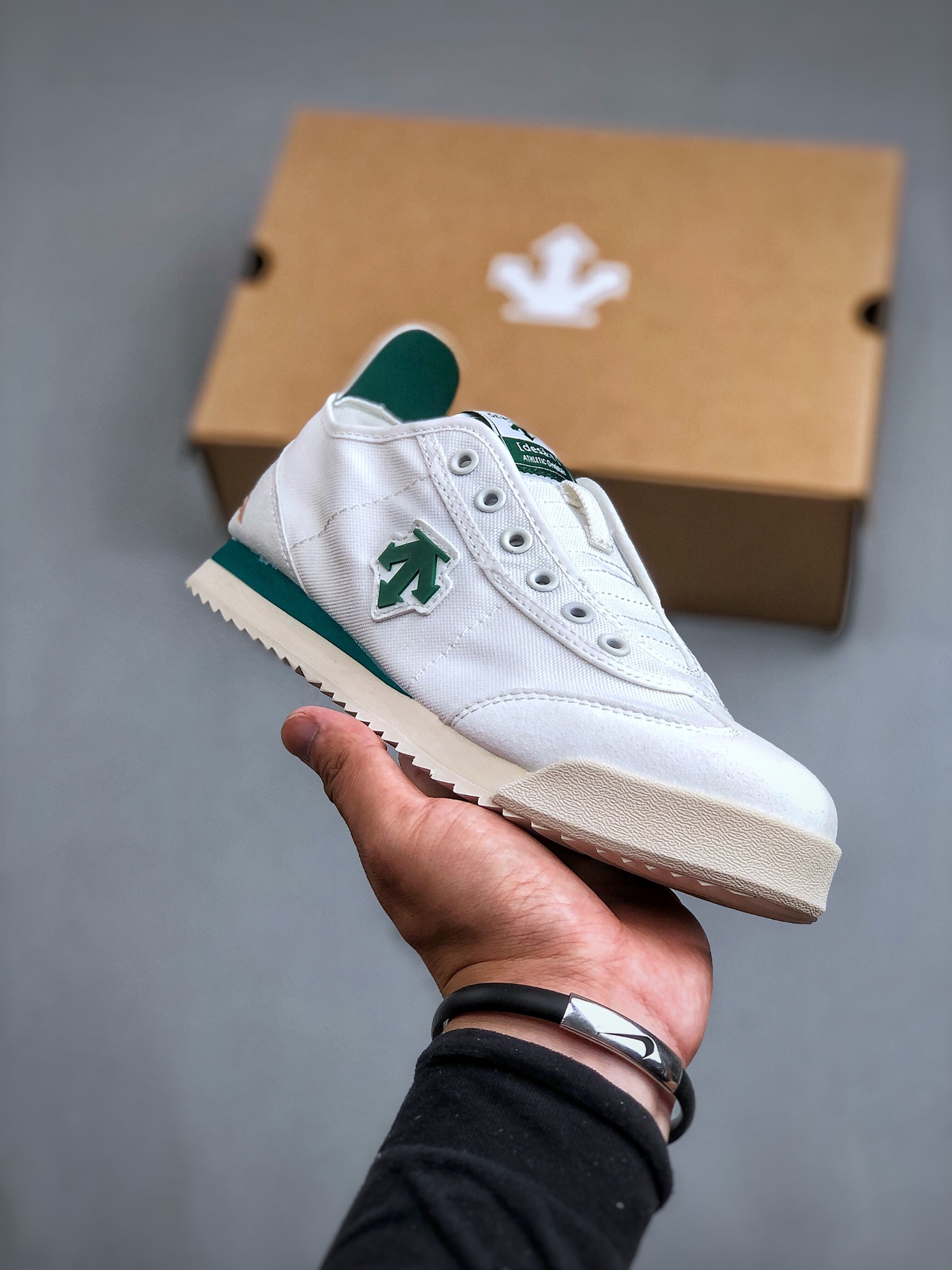 终端特价🉐️爆款福利🔥 跑量放店批💰110 核心主推 原价市场160 180版本 纯原公司 DESCENTE CHRON 广东纯原大厂出品迪桑特复古运动一脚蹬帆布鞋👏透气休闲鞋 轻松方便的一脚蹬设计 搭配轻质弹性鞋底 脚感舒适 简洁的帆布鞋面设计适用于多场景穿搭 官方货号: D4231LSN14 尺码：36-45半