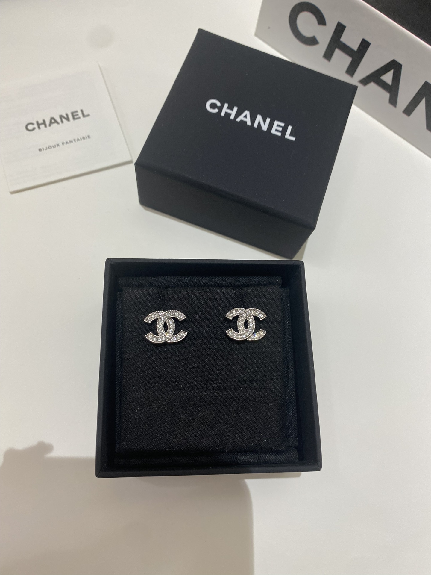 Compra ahora
 Chanel Joyas Pendiente Amarillo Latón