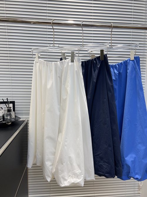 Miu Miu Runway Long Skirt Series Solid Color High-End Embroidery Logo 1 Miu Miu Runway Long Skirt Series Solid Color High-End Embroidery Logo