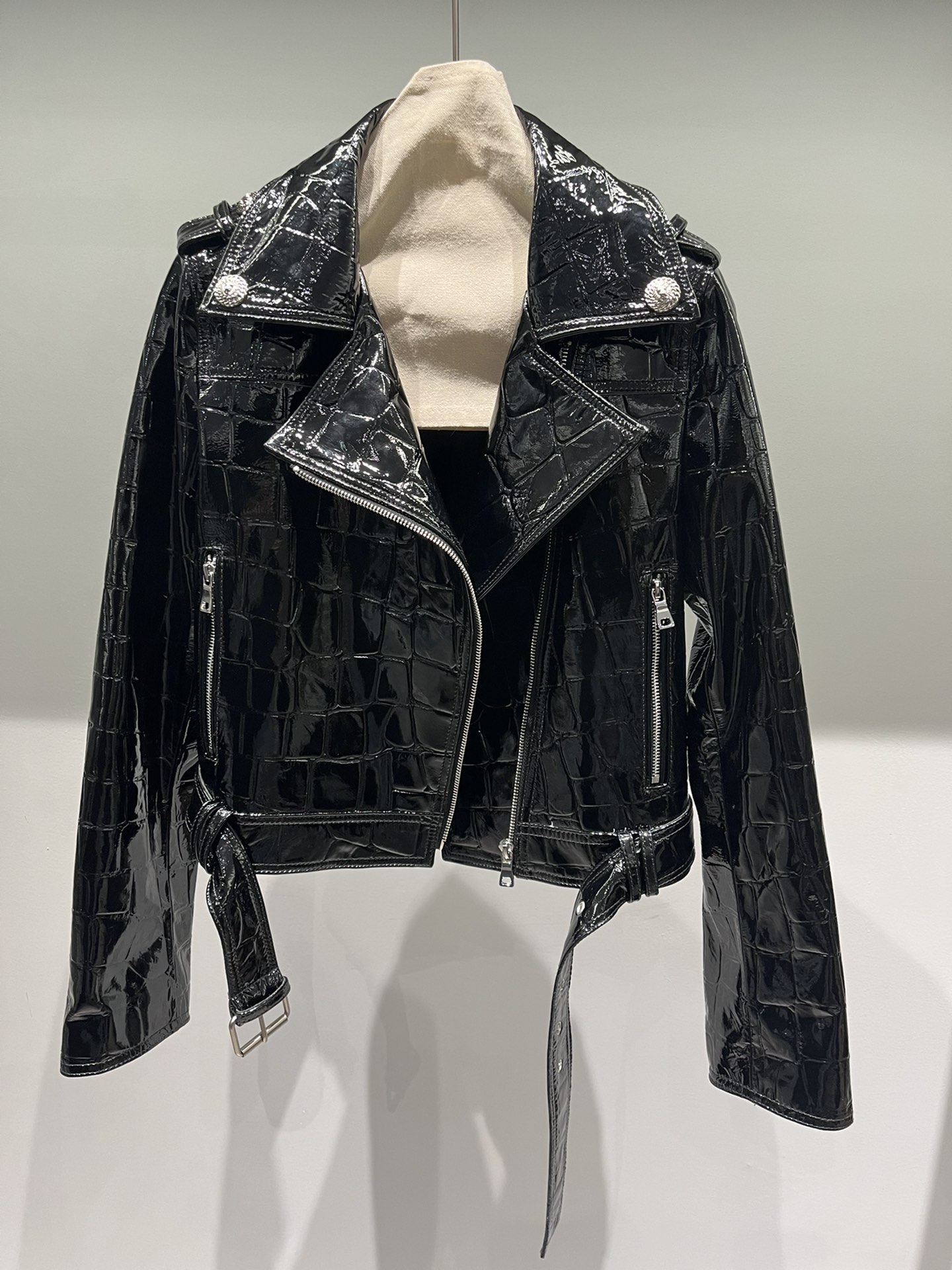 NO:721745,, made of sheep patent leather with large crocodile pattern, patent leather has its own gloss, very stylish, Jindian motorcycle version, original hardware, headband logo, women's clothing,19860909,羊漆皮大鳄鱼纹路制作,漆皮自带光泽度,非常有型,金典机车版,原版五金,拉头带logo,女装,,Women's clothing