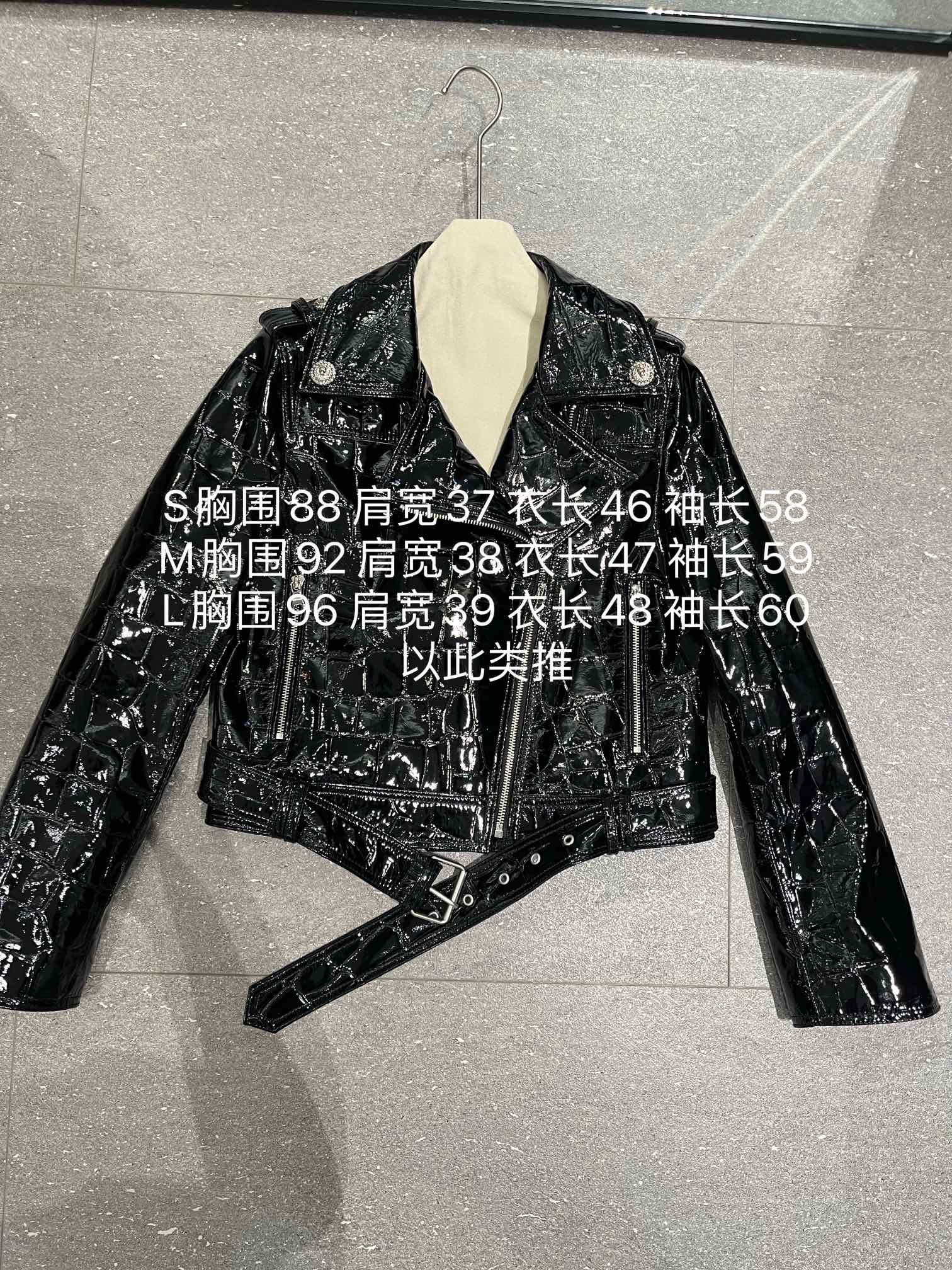 NO:721748,, made of sheep patent leather with large crocodile pattern, patent leather has its own gloss, very stylish, Jindian motorcycle version, original hardware, pull headband with logo, size S- Xxl, short slim fit, super cool, Balmain-clothing, balmain,19860909,羊漆皮大鳄鱼纹路制作,漆皮自带光泽度,非常有型,金典机车版,原版五金,拉头带logo 尺寸S- Xxl码,短款修身版型,超酷,巴尔曼-服装,balmain,,Women's clothing