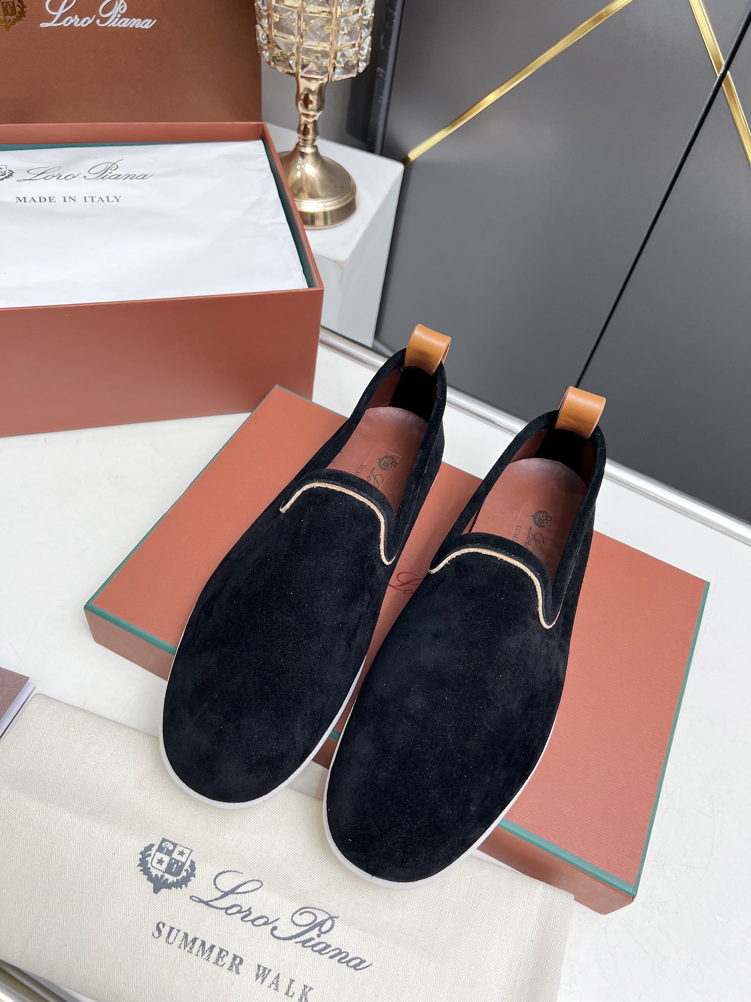 NO:247005,Loro Piana 4-season classic model. It was founded on April 24, 194. The family business is the sixth generation, providing high-quality products for customers who value taste and quality requirements. The fabric is made of imported sheep skin, water-dyed beef, hand-sewn thread, original with a signed name, raw rubber sole, which is lighter and more comfortable than traditional rubber sole. Size: Men's model 39-44 (45 custom made without return) Custom colors, and the factory is available all year round, loofer shoes, loro pigeon, loafers, sheep19860909Loro Piana 诺悠翩雅四季经典款.于194月24日一手创立现有的Loro Piana公司.家族经营至今已是第六代,为讲求品味及对质量有要求的顾客提供上等的优质商品 面料采用进口羊猄皮,内里水染牛里制成 手工缝制线,原版带署名字母生胶底,比传统橡胶底更轻巧舒适. Size:男款39-44（45定做不退换） 来图可定制颜色,工厂全年供货,乐福鞋,loro piana,loafers,sheep,Women's Shoes