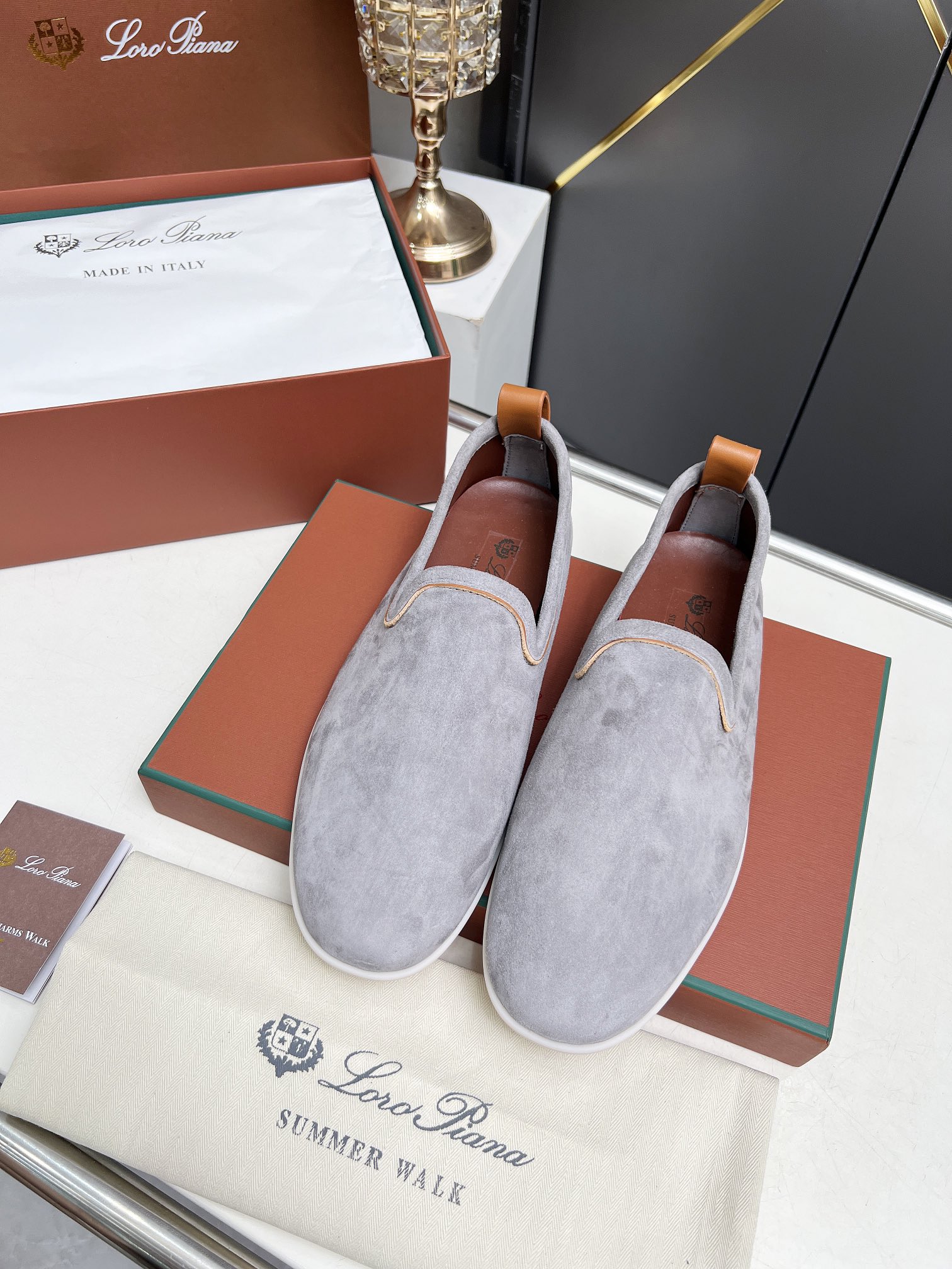 NO:247008,Loro Piana 4-season classic model. It was founded on April 24, 194. The family business is the sixth generation, providing high-quality products for customers who value taste and quality requirements. The fabric is made of imported sheep skin, water-dyed beef, hand-sewn thread, original with a signed name, raw rubber sole, which is lighter and more comfortable than traditional rubber sole. Size: Men's model 39-44 (45 custom made without return) Custom colors, and the factory is available all year round, loofer shoes, loro pigeon, loafers, sheep19860909Loro Piana 诺悠翩雅四季经典款.于194月24日一手创立现有的Loro Piana公司.家族经营至今已是第六代,为讲求品味及对质量有要求的顾客提供上等的优质商品 面料采用进口羊猄皮,内里水染牛里制成 手工缝制线,原版带署名字母生胶底,比传统橡胶底更轻巧舒适. Size:男款39-44(45定做不退换） 来图可定制颜色,工厂全年供货,乐福鞋,loro piana,loafers,sheep,Women's Shoes