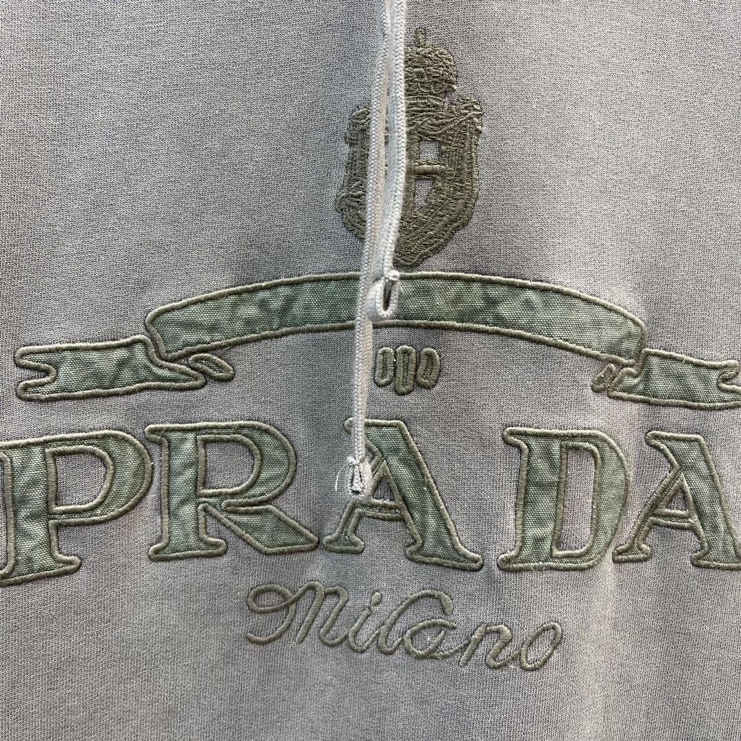 💰225 🧧Prad*普拉达
洗褪复古色连帽卫衣
Size : S-XL
这款棉质运动衫采用方正剪裁，质感柔软，时尚现代。饰有刺绣
徽标字母，彰品运动风尚。
•方正裁剪
•长䄂
•带风帽
•罗纹底边
•罗纹裤脚
•剌绣徽标