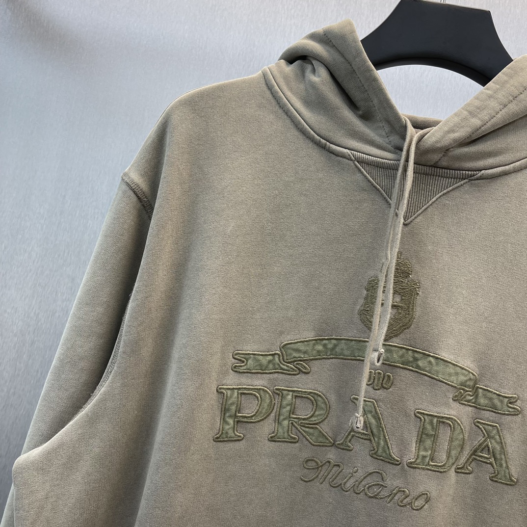 💰225 🧧Prad*普拉达
洗褪复古色连帽卫衣
Size : S-XL
这款棉质运动衫采用方正剪裁，质感柔软，时尚现代。饰有刺绣
徽标字母，彰品运动风尚。
•方正裁剪
•长䄂
•带风帽
•罗纹底边
•罗纹裤脚
•剌绣徽标