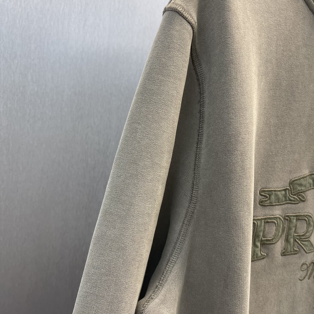 💰225 🧧Prad*普拉达
洗褪复古色连帽卫衣
Size : S-XL
这款棉质运动衫采用方正剪裁，质感柔软，时尚现代。饰有刺绣
徽标字母，彰品运动风尚。
•方正裁剪
•长䄂
•带风帽
•罗纹底边
•罗纹裤脚
•剌绣徽标