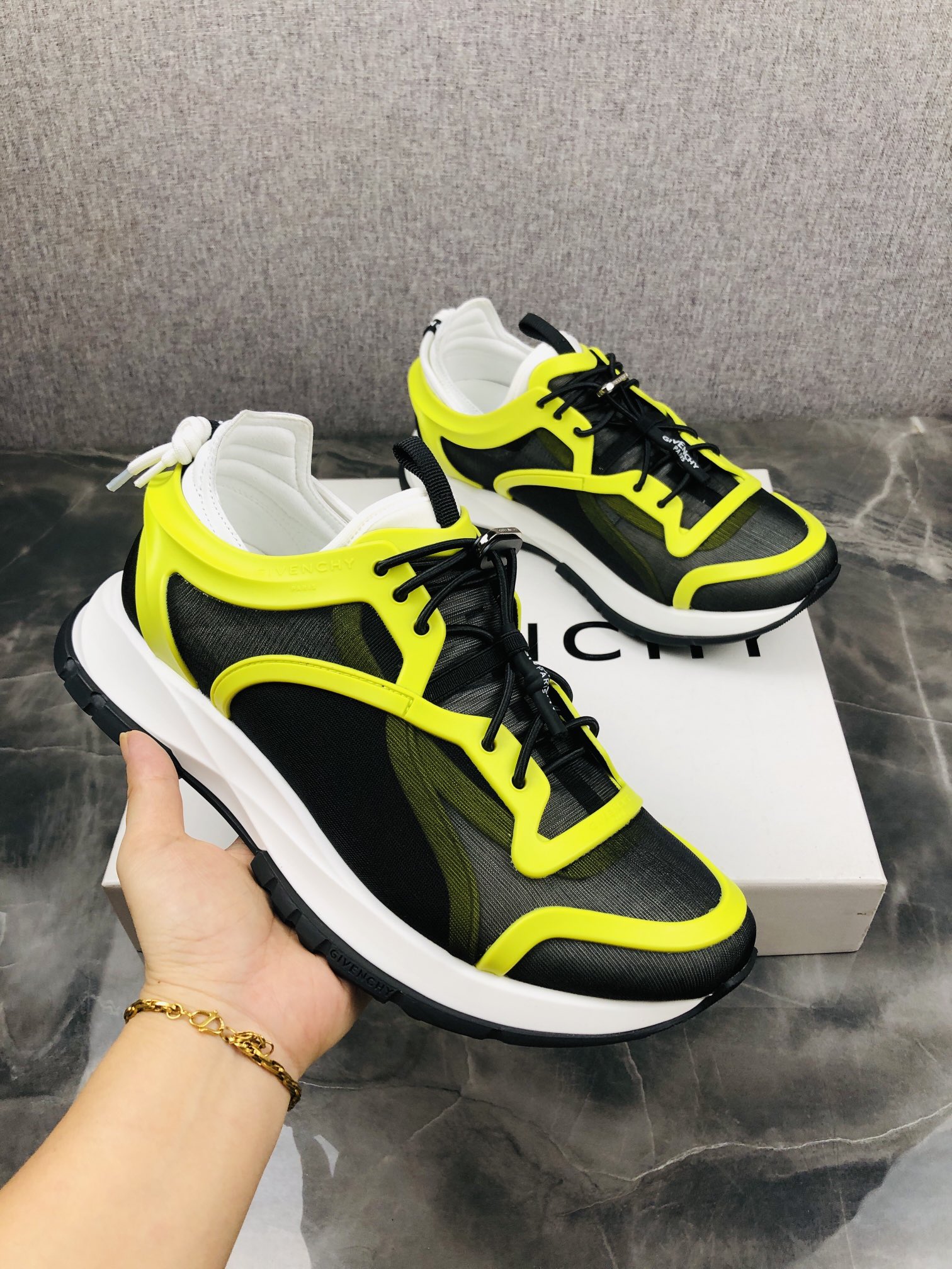 Givenchy Chaussures Décontractées Noir Jaune Toile Tissu de maille Haut bas