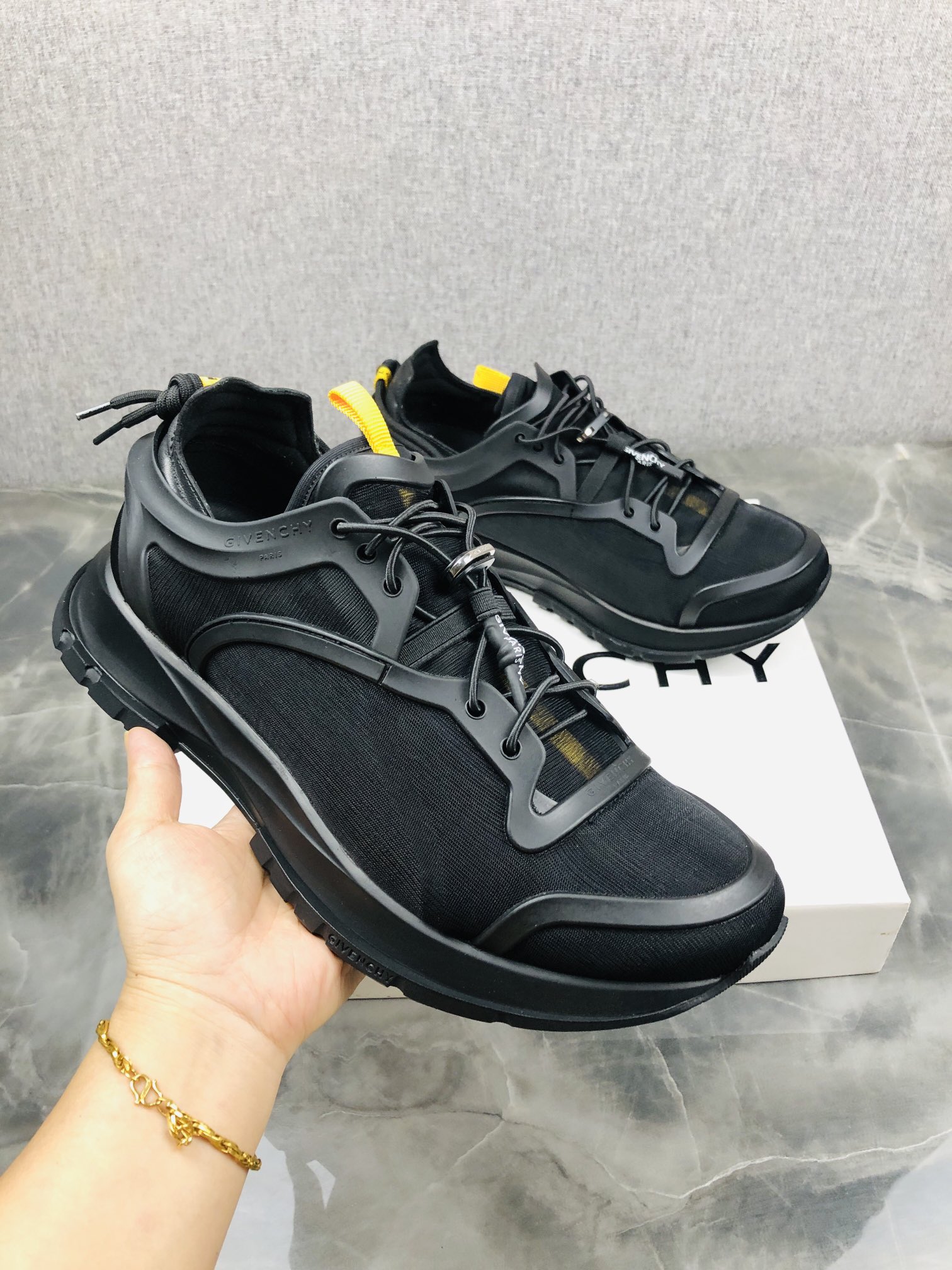 Givenchy Chaussures Décontractées Noir Jaune Toile Tissu de maille Haut bas