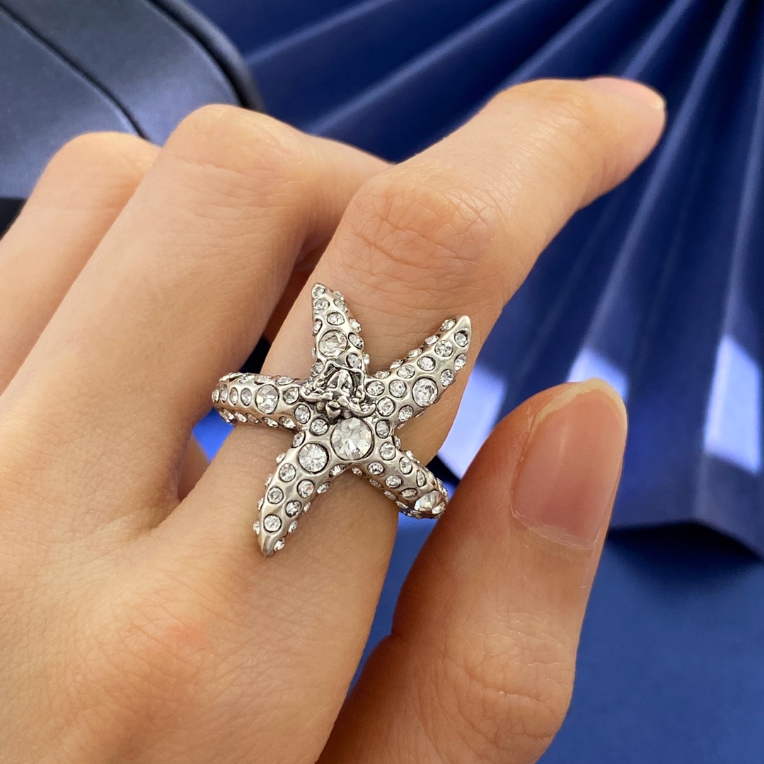 Versace’s Ancient Greek Style Medusa Head Ring with Ocean Star Motif - 图片 4