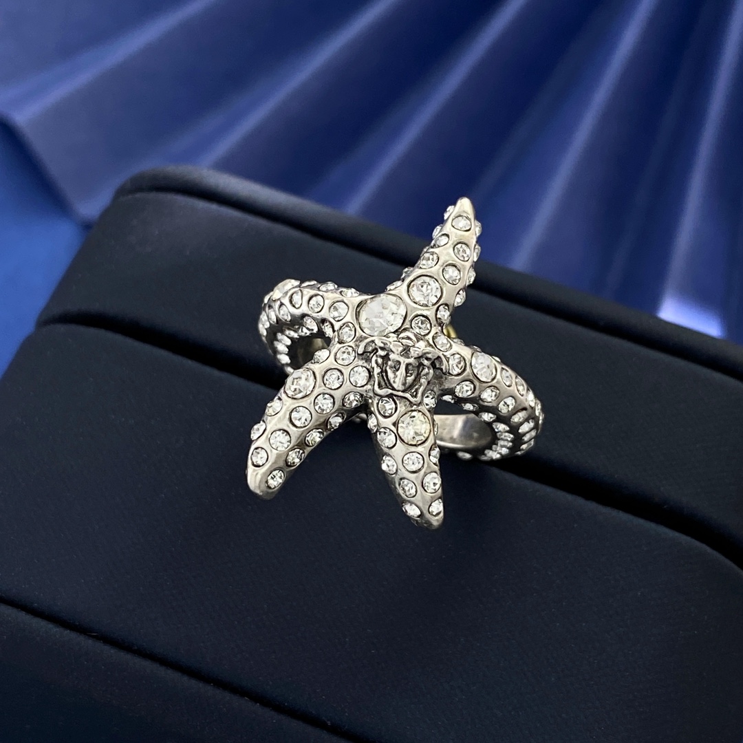 Versace’s Ancient Greek Style Medusa Head Ring with Ocean Star Motif - 图片 2