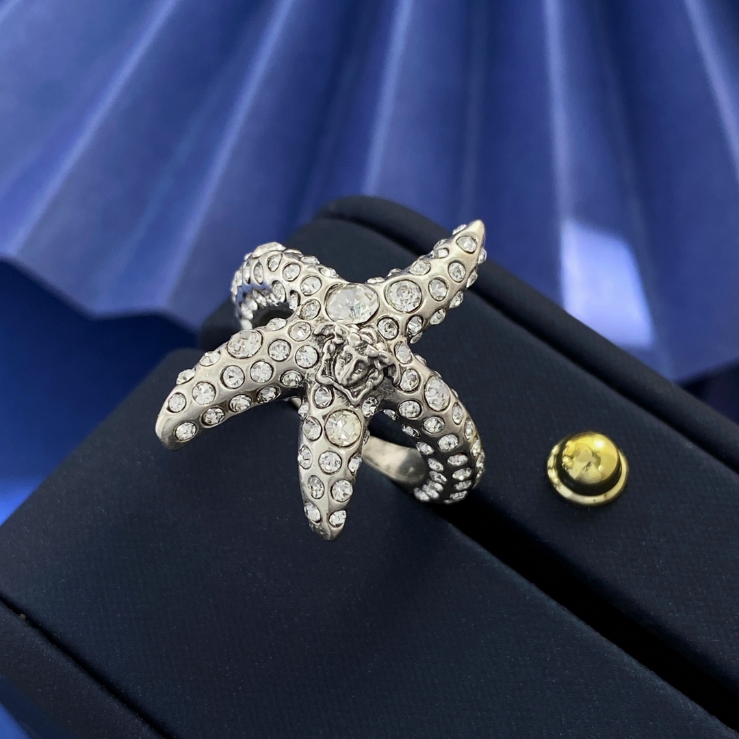 Versace’s Ancient Greek Style Medusa Head Ring with Ocean Star Motif - 图片 5