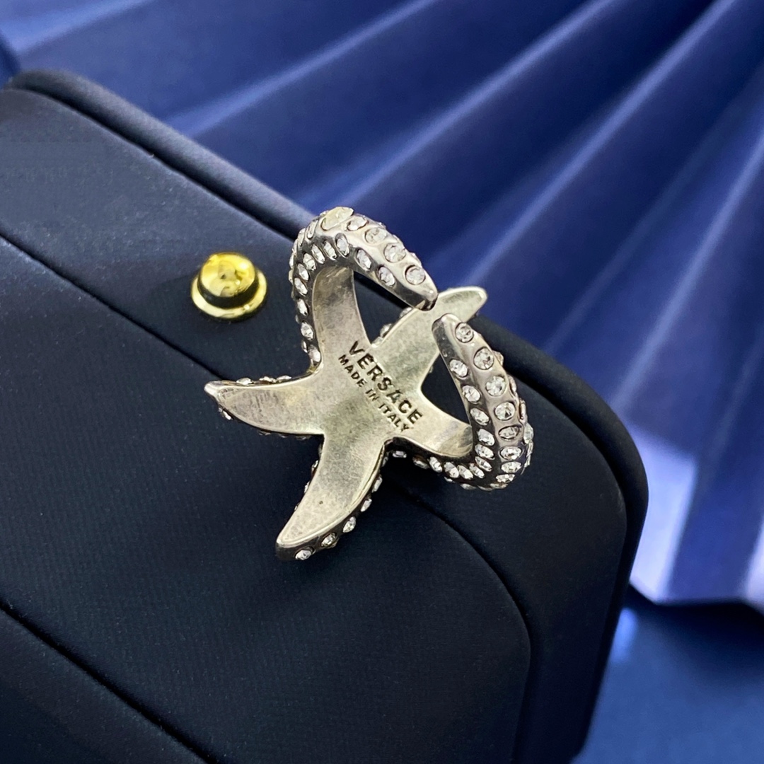 Versace’s Ancient Greek Style Medusa Head Ring with Ocean Star Motif - 图片 3