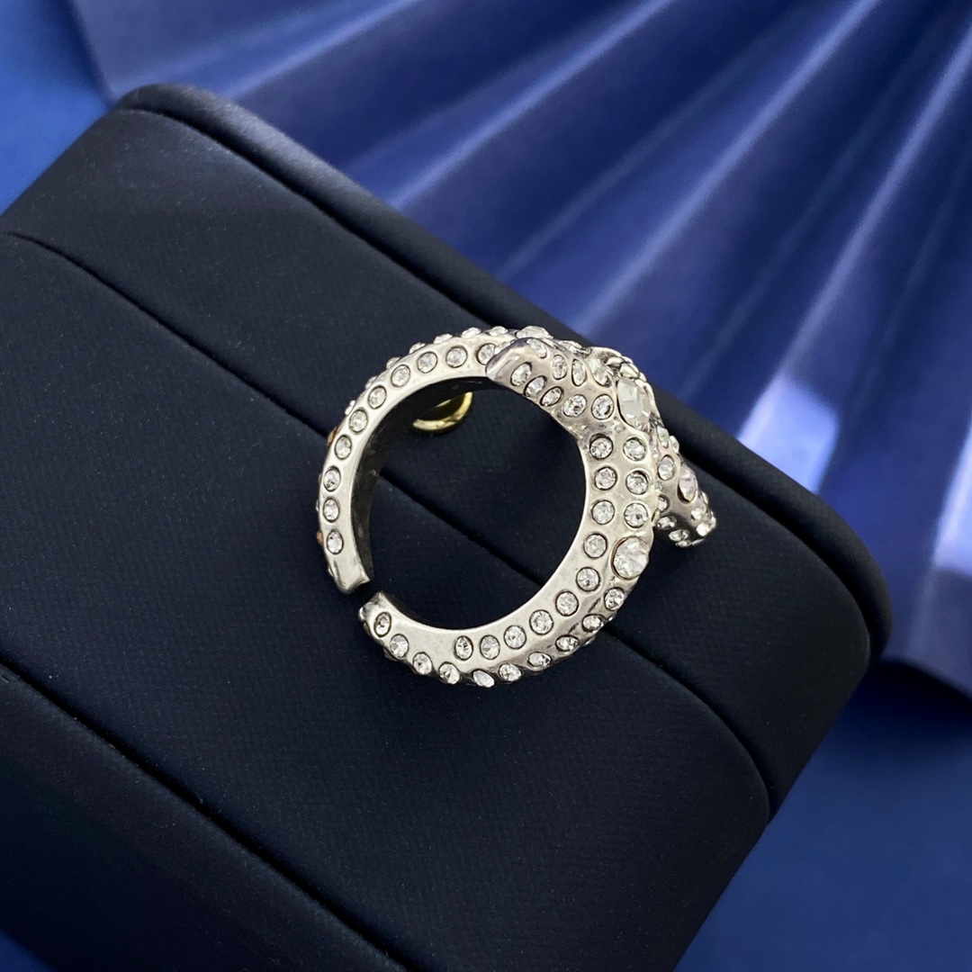 Versace’s Ancient Greek Style Medusa Head Ring with Ocean Star Motif - 图片 6