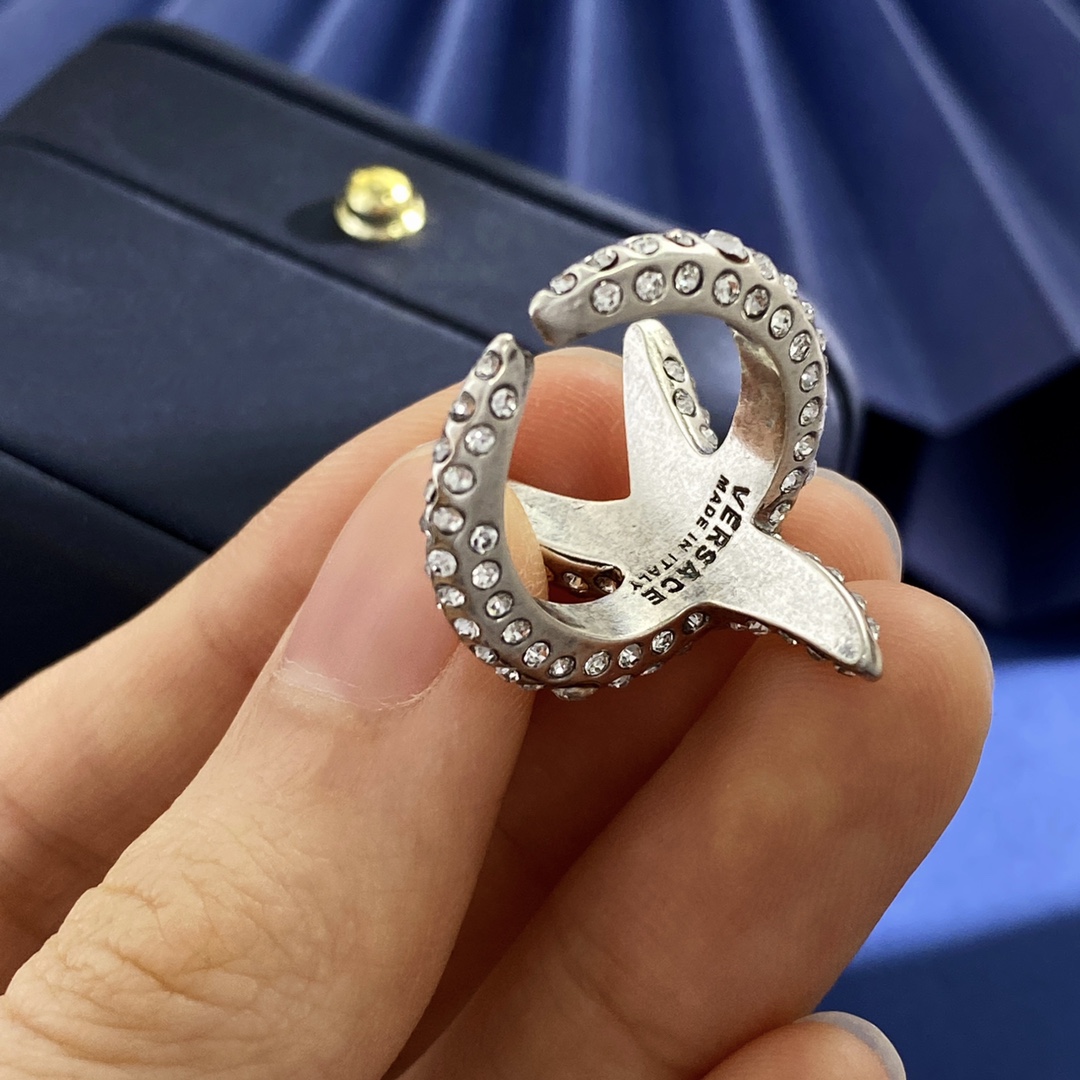 Versace’s Ancient Greek Style Medusa Head Ring with Ocean Star Motif - 图片 7