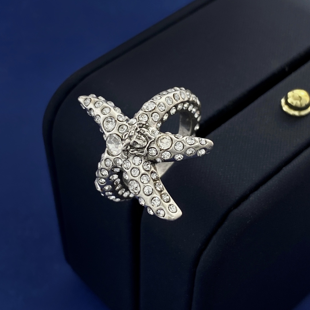 Versace’s Ancient Greek Style Medusa Head Ring with Ocean Star Motif - 图片 8