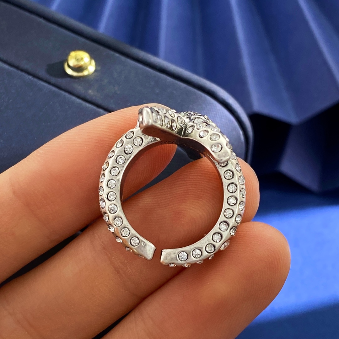 Versace’s Ancient Greek Style Medusa Head Ring with Ocean Star Motif - 图片 9