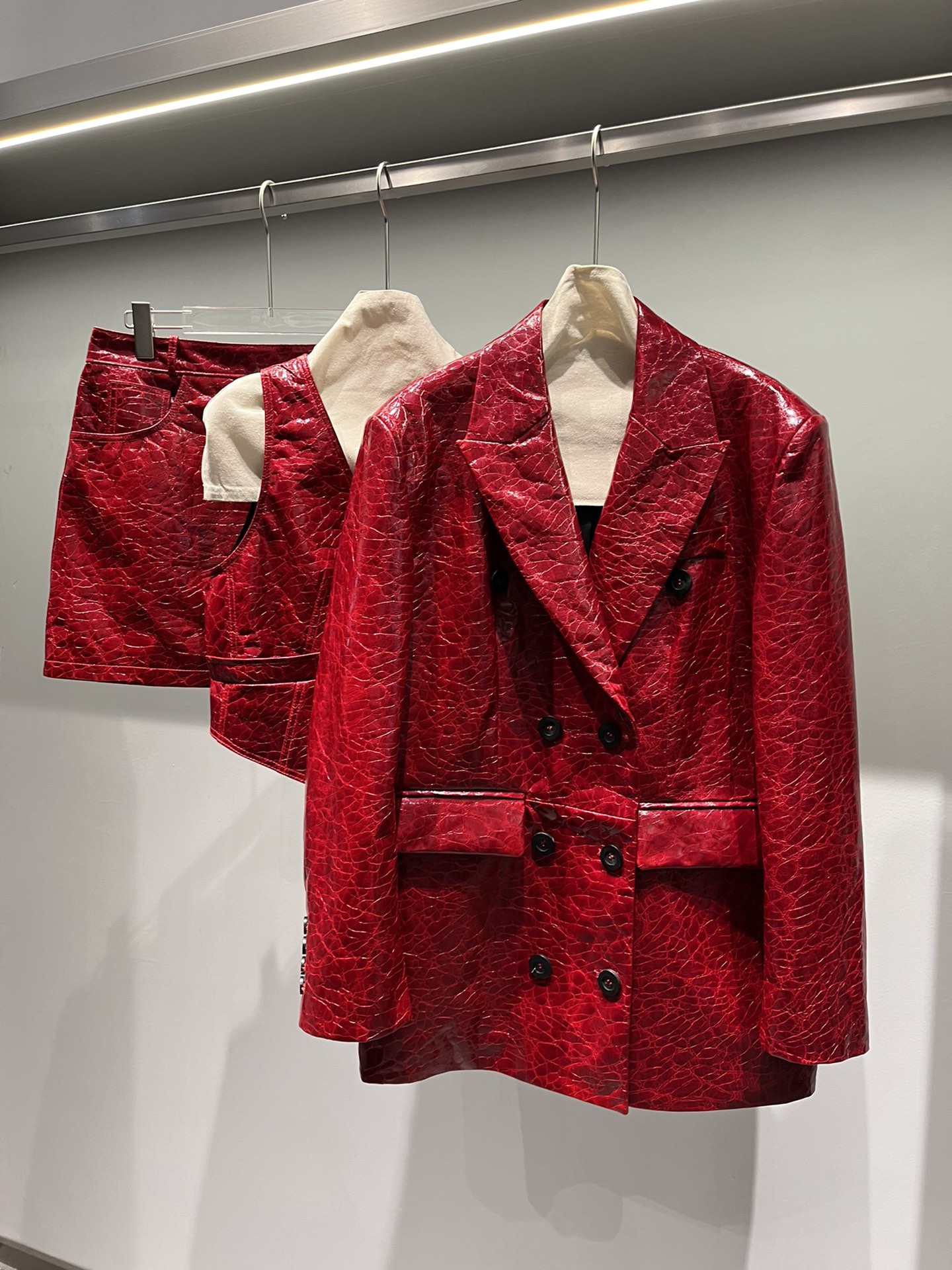 NO:869508,Suit, vest 450, skirt 500. Imported leather with oil-wax glaze process, crystal clear cracked texture is super beautiful, very white red. The three-piece suit can be bought separately, the suit is an oversized version, women's clothing, skirts, business suit,19860909西装,马甲450,半裙500.进口皮料油蜡釉变工艺,晶莹剔透的裂纹理超级美,很显白的红色.三件套可以分开买,西装是超大版型哦,女装,skirts,business suit,,Women's clothing