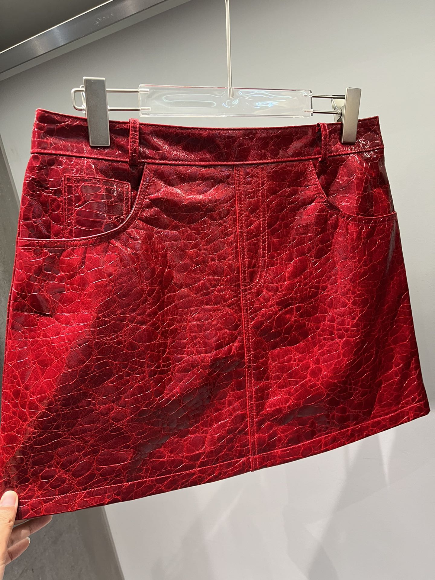 NO:856102,Vest 450, skirt. Imported leather with oil-wax glaze transformation process, crystal clear cracked texture is super beautiful, very white red. The three-piece suit can be bought separately, the suit is an oversized version, women's clothing, skirts, business suit,19860909马甲450,半裙.进口皮料油蜡釉变工艺,晶莹剔透的裂纹理超级美,很显白的红色.三件套可以分开买,西装是超大版型哦,女装,skirts,business suit,,Women's clothing