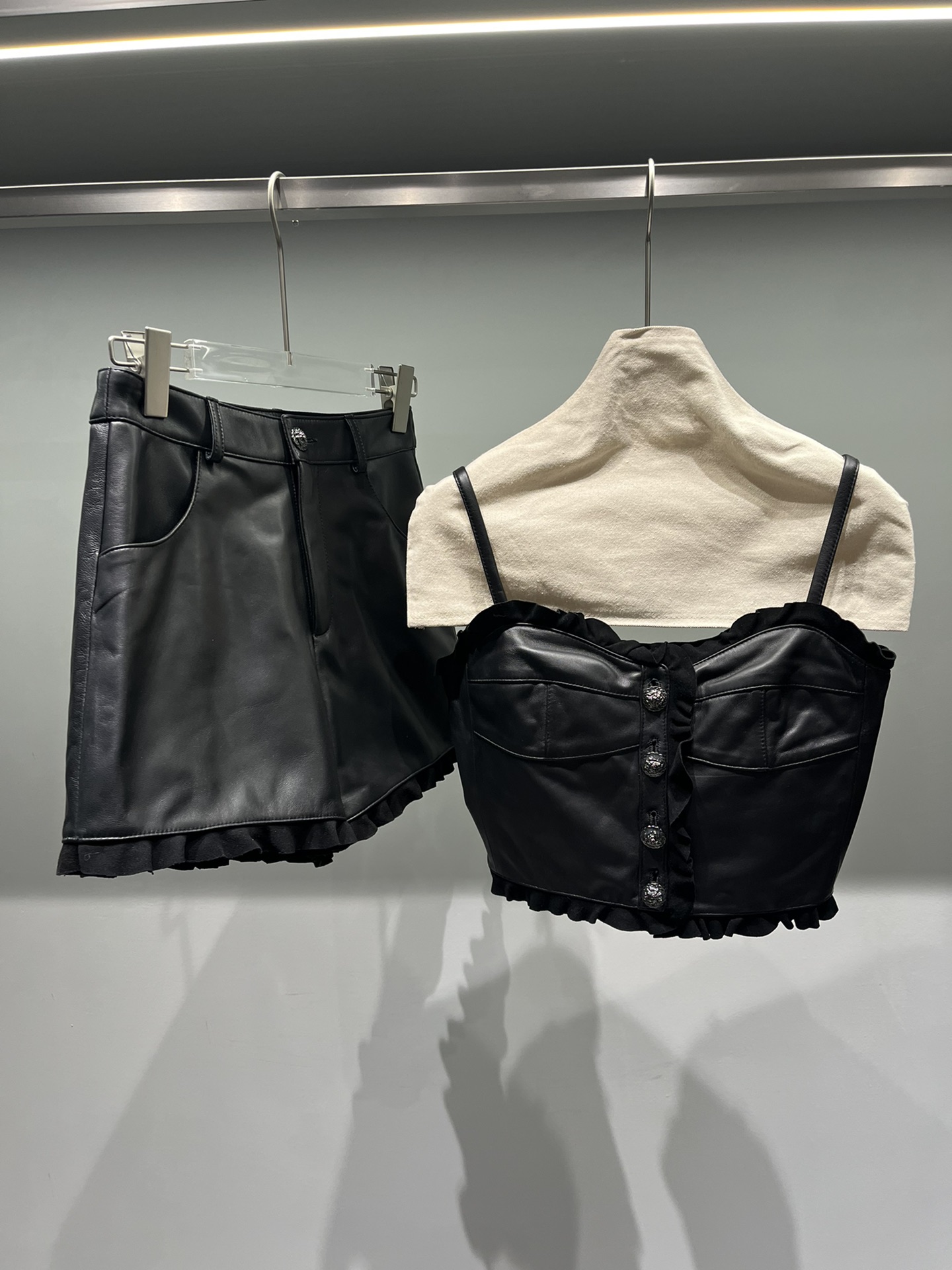 NO:721581,Suspenders, shorts 290, Chanel sheepskin suit, original lining and hardware, Chanel-clothing, chanel, shorts, sheepskin,19860909吊带,短裤290,香奈儿羊皮套装,原版里布和五金,香奈儿-服装,chanel,shorts,sheepskin,,Women's clothing