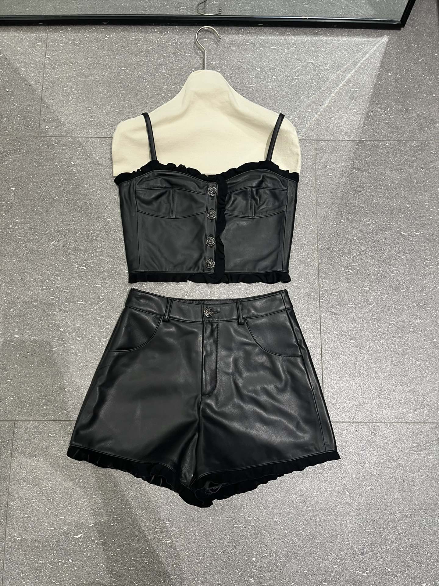 NO:721586,Suspenders, shorts 290, Chanel sheepskin suit, original lining and hardware, sizes S-19860909吊带,短裤290,香奈儿羊皮套装,原版里布和五金 尺寸S- X L码,比平时尺寸选大一码就可以,香奈儿-服装,chanel,shorts,sheepskin,,Women's clothing