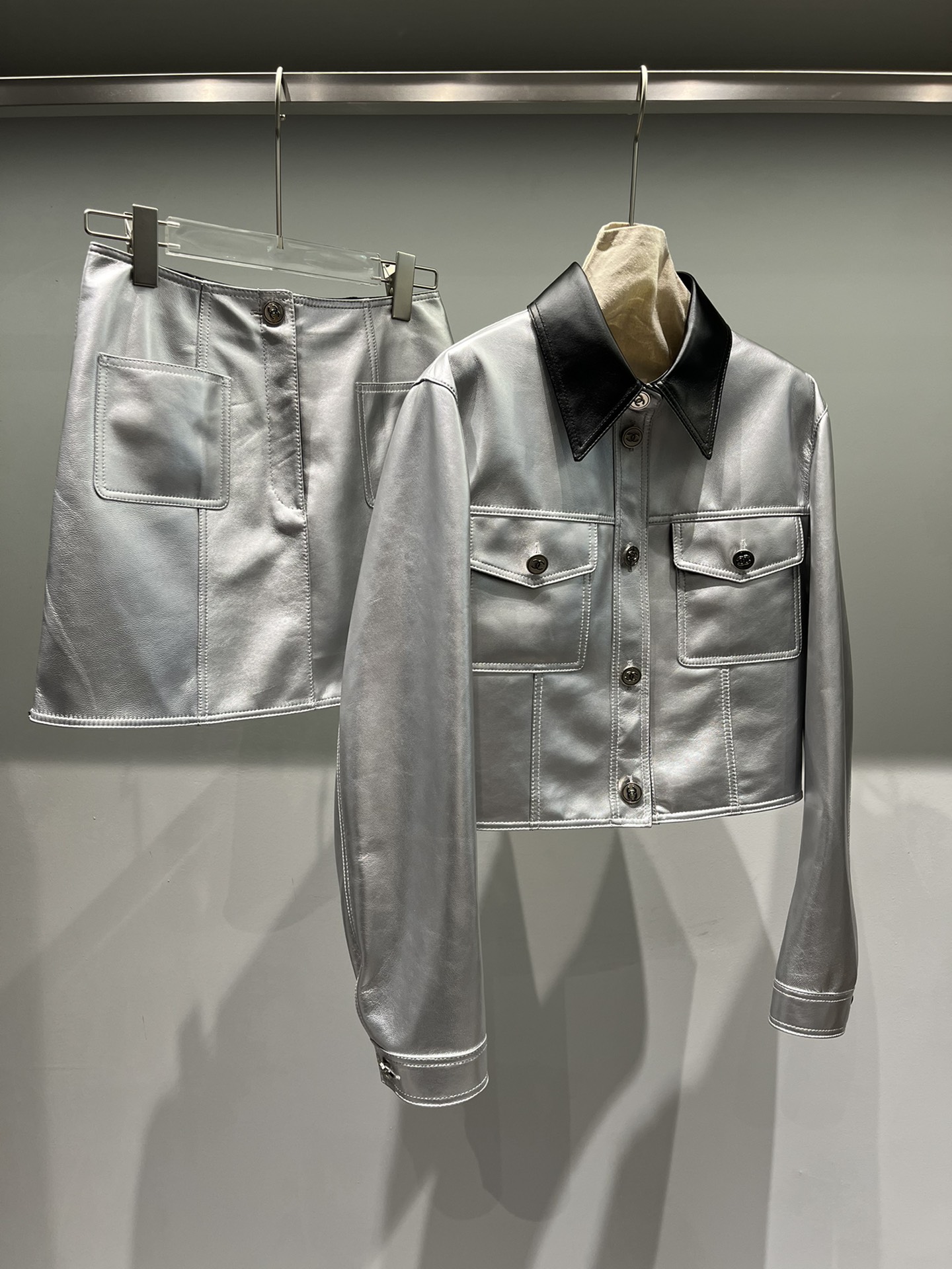 NO:721571,Chanel double-sided leather craftsmanship, one side is silver and the other is black, the current price of leather is slightly high. Jackets, skirts 500, Chanel-clothing, chanel, skirts, jackets & coats,19860909香奈儿双面皮工艺,一面银色一面黑色,目前皮料价格略高中.外套,裙子500,香奈儿-服装,chanel,skirts,jackets & coats,,Women's clothing