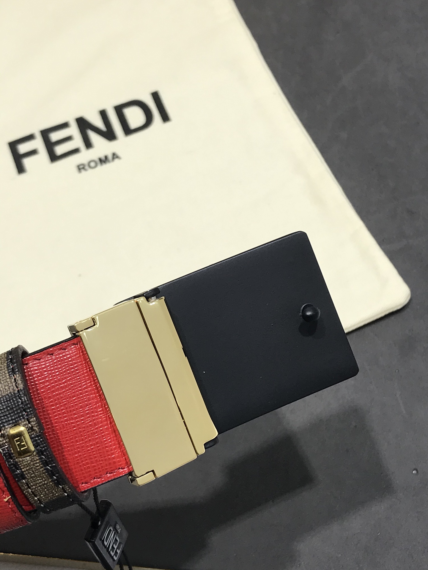 💯💯配送专柜包装 打孔针  宽38MM，原单进口双面头层牛皮，搭配原单钌钯电镀F扣，手感.油边近乎完美，