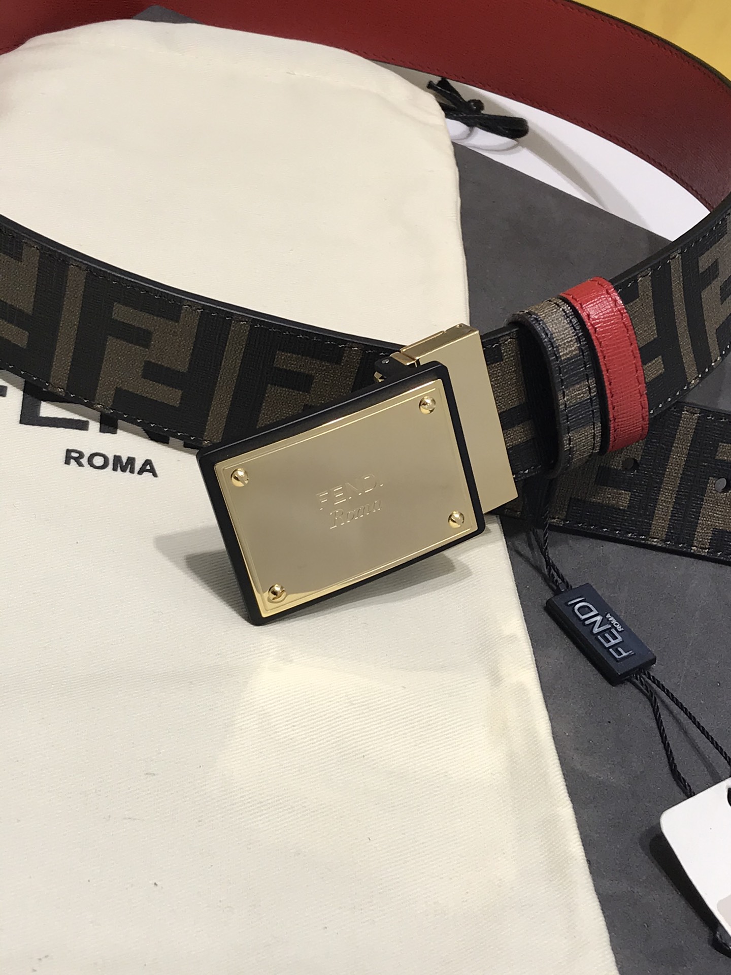 💯💯配送专柜包装 打孔针  宽38MM，原单进口双面头层牛皮，搭配原单钌钯电镀F扣，手感.油边近乎完美，