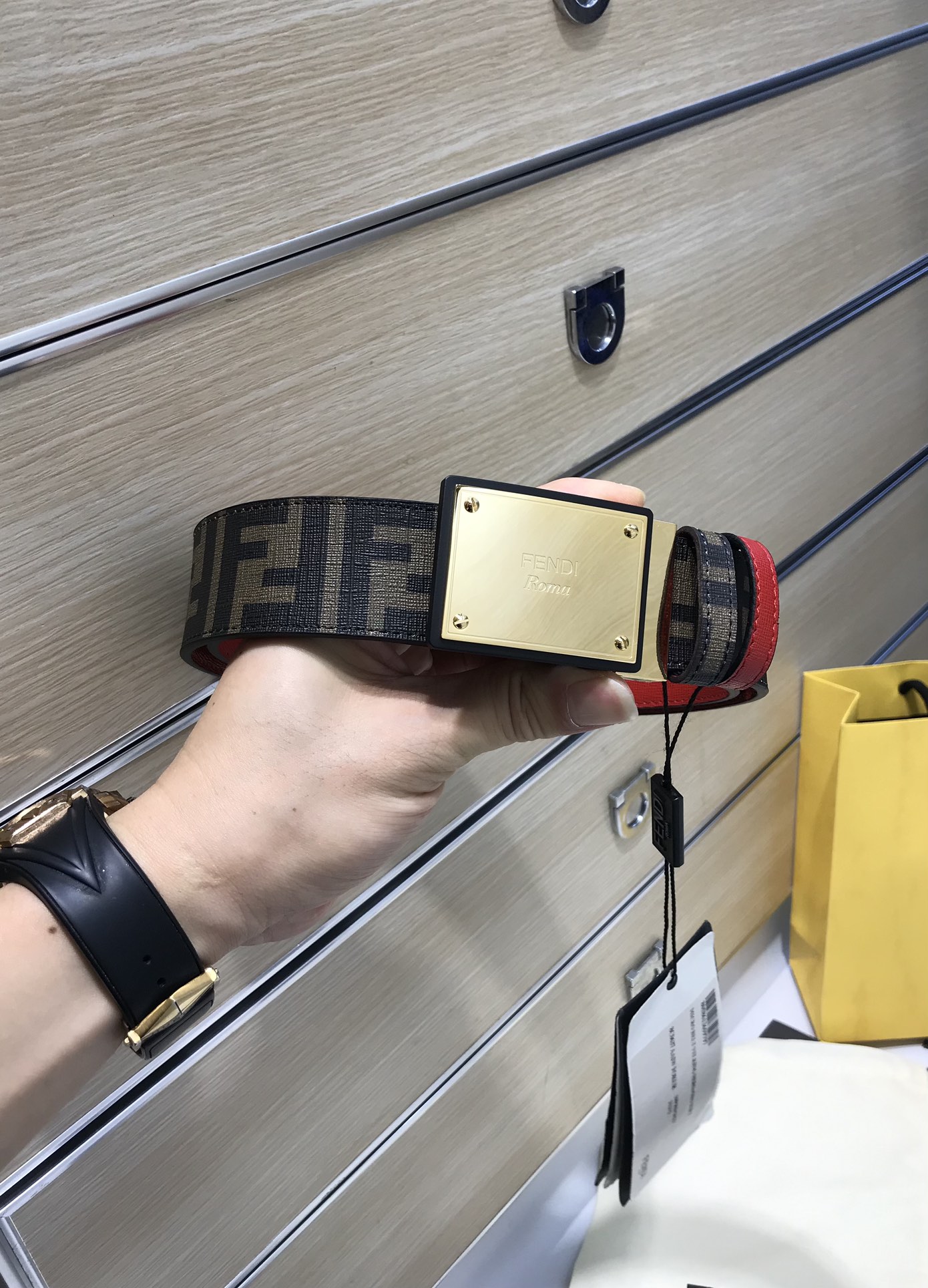 💯💯配送专柜包装 打孔针  宽38MM，原单进口双面头层牛皮，搭配原单钌钯电镀F扣，手感.油边近乎完美，