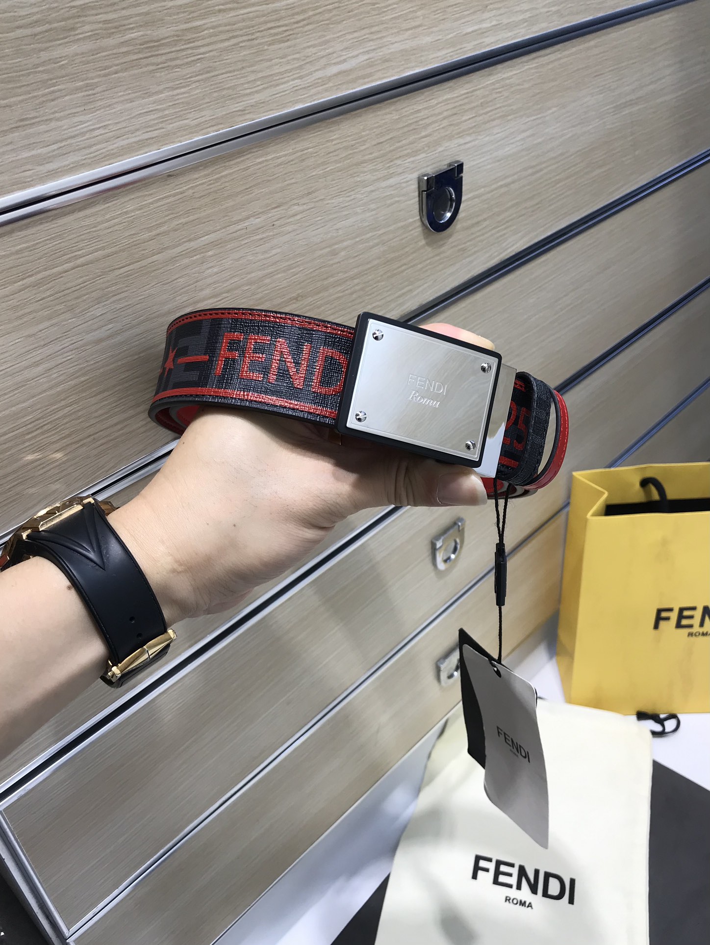 💯💯配送专柜包装 打孔针  宽38MM，原单进口双面头层牛皮，搭配原单钌钯电镀F扣，手感.油边近乎完美，