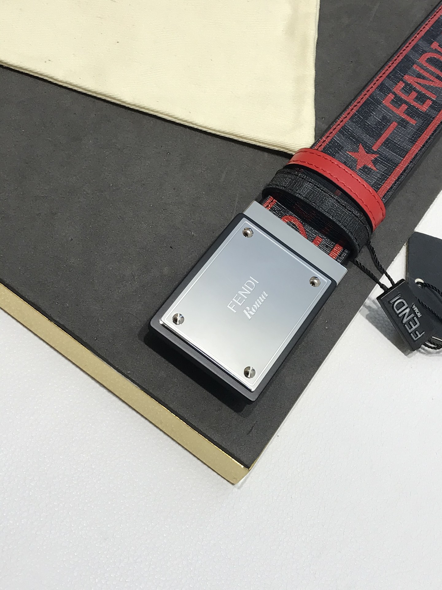 💯💯配送专柜包装 打孔针  宽38MM，原单进口双面头层牛皮，搭配原单钌钯电镀F扣，手感.油边近乎完美，