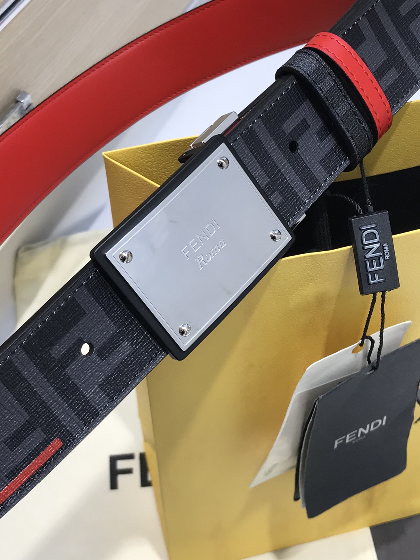 💯💯配送专柜包装 打孔针  宽38MM，原单进口双面头层牛皮，搭配原单钌钯电镀F扣，手感.油边近乎完美，