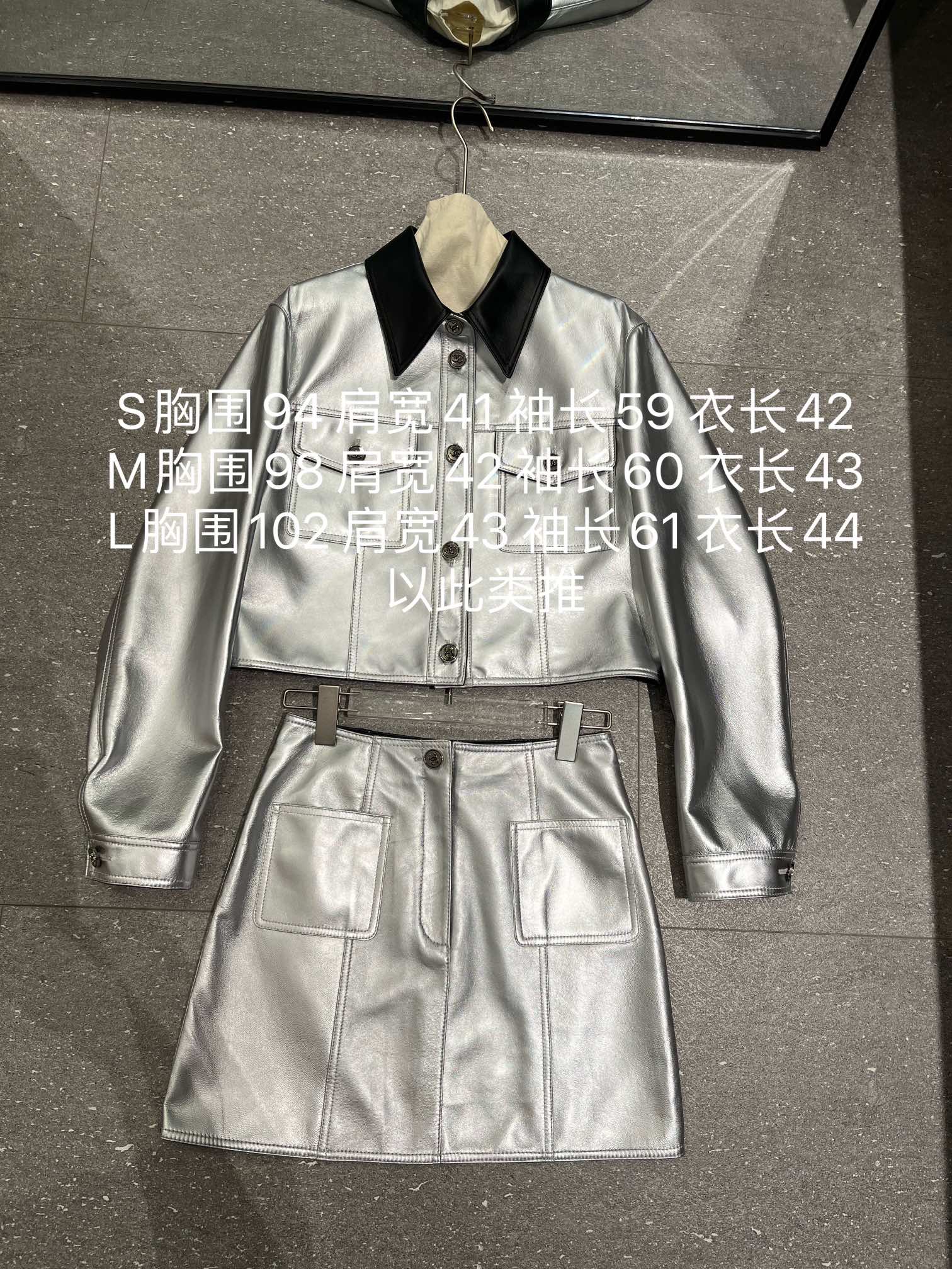 NO:721576,Chanel double-sided leather craftsmanship, one side is silver and the other is black, the current price of leather is slightly high. Jackets and skirts are 500, size S-19860909香奈儿双面皮工艺,一面银色一面黑色,目前皮料价格略高中.外套,裙子500 尺寸S- Xl码,Xxl定制.定制双面羊皮,非常柔软舒服,上身轻盈,裙子M腰围68L72,以此类推,香奈儿-服装,chanel,skirts,jackets & coats,sheepskin,,Women's clothing