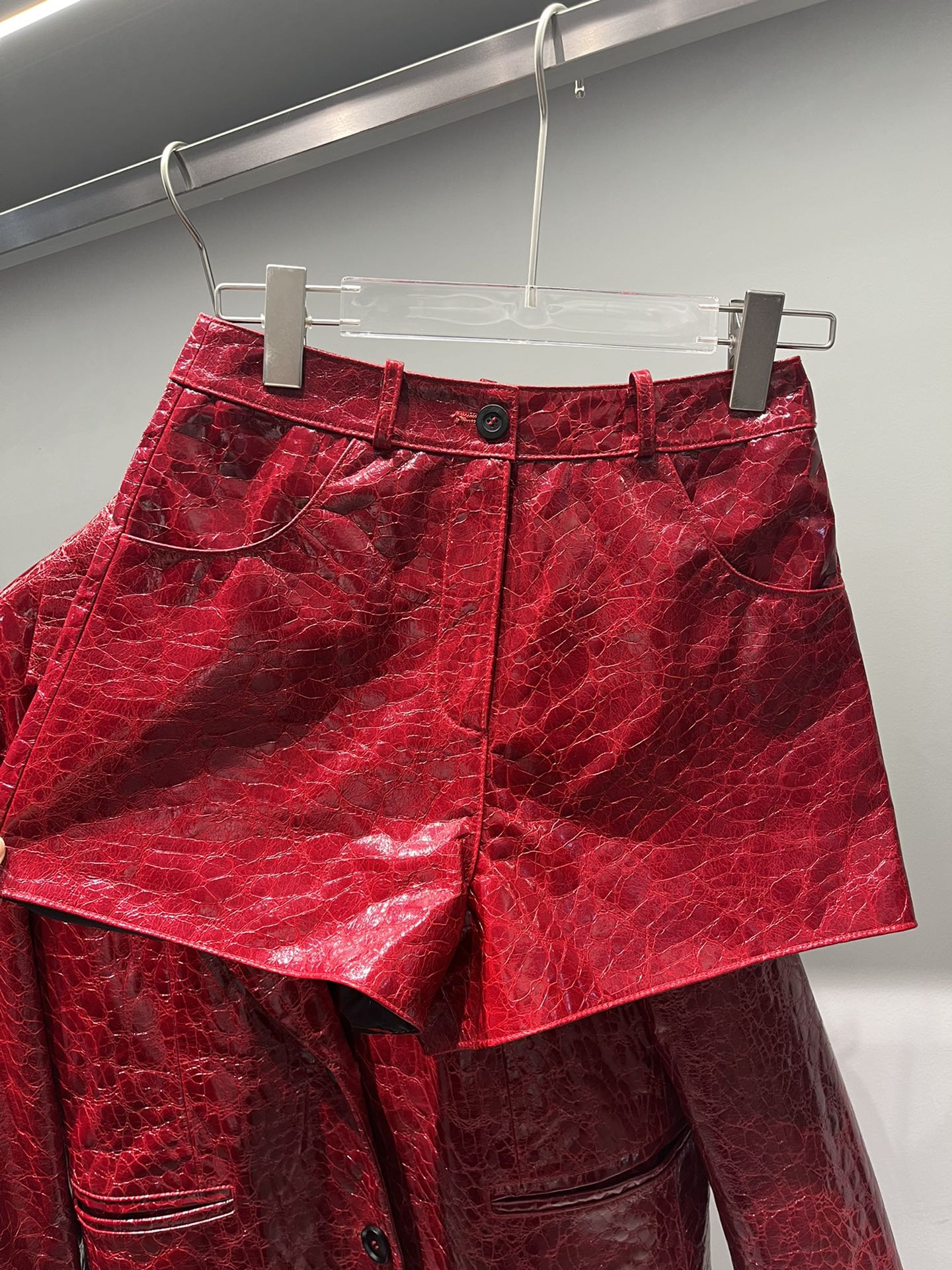 NO:856091,Shorts. This suit is a little smaller than the previous one. You can buy it as a set or separately. You can change the Saint Laurent buttons. Notes required, women's clothing, saint laurent, shorts, business suit,19860909短裤.这个西装版型比前面那款小一点,可以一套也可以分开买,可以换圣罗兰纽扣需要的备注,女装,saint laurent,shorts,business suit,,Women's clothing