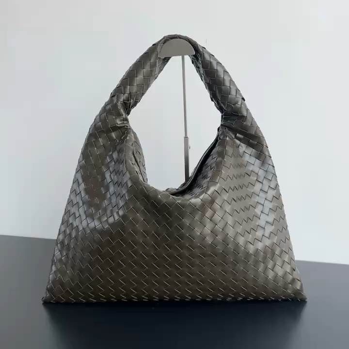 Bottega Veneta The dark brown color is so beautiful, textured and high-end