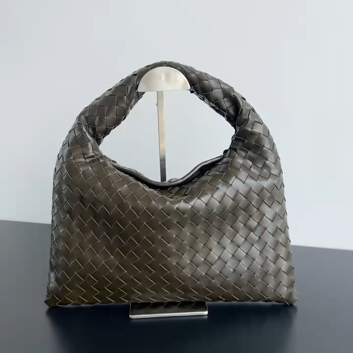Bottega Veneta The new product launches in khaki color, suitable for various occasions and can be matched at will