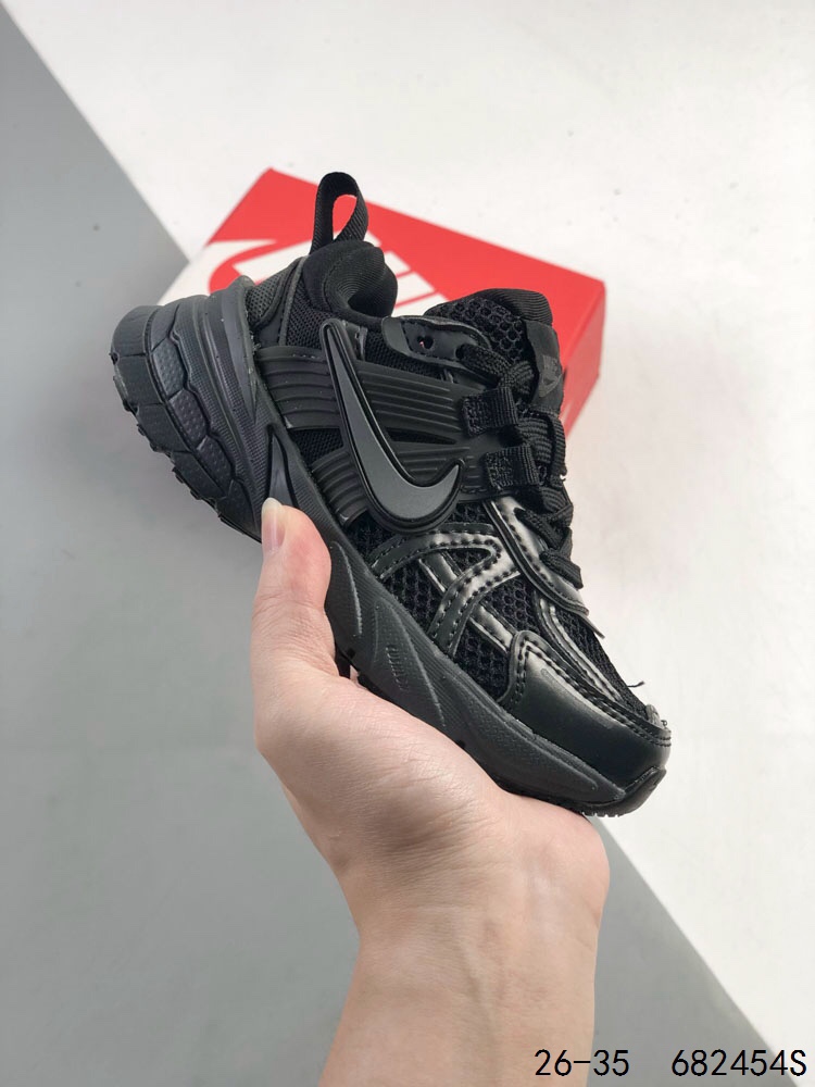 图片[5]-🈴️ 萌娃童鞋！耐克 NIKE V2K RUN跑步鞋 复古风潮 网面透气运动鞋 紧致的鞋面材质提供良好的包裹性 鞋侧 Swoosh以及鞋头部分搭配增添不少亮点的镀铬细节 鞋垫上印有Bill Bowerman头像 将细节拉满 中底饰有独特的做旧效果 最后搭载黑色外底 凸显整双鞋的复古气质 ID：682454S\”},\”album\”：{\”desc\”：\”-选品中心