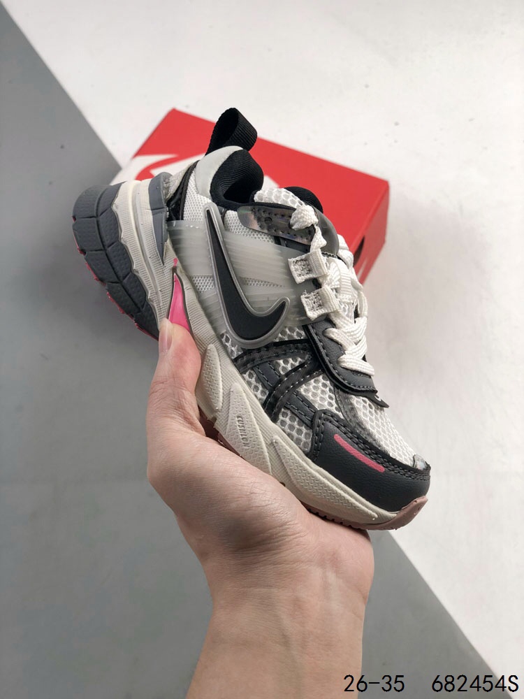 图片[8]-🈴️ 萌娃童鞋！耐克 NIKE V2K RUN跑步鞋 复古风潮 网面透气运动鞋 紧致的鞋面材质提供良好的包裹性 鞋侧 Swoosh以及鞋头部分搭配增添不少亮点的镀铬细节 鞋垫上印有Bill Bowerman头像 将细节拉满 中底饰有独特的做旧效果 最后搭载黑色外底 凸显整双鞋的复古气质 ID：682454S\”},\”album\”：{\”desc\”：\”-选品中心