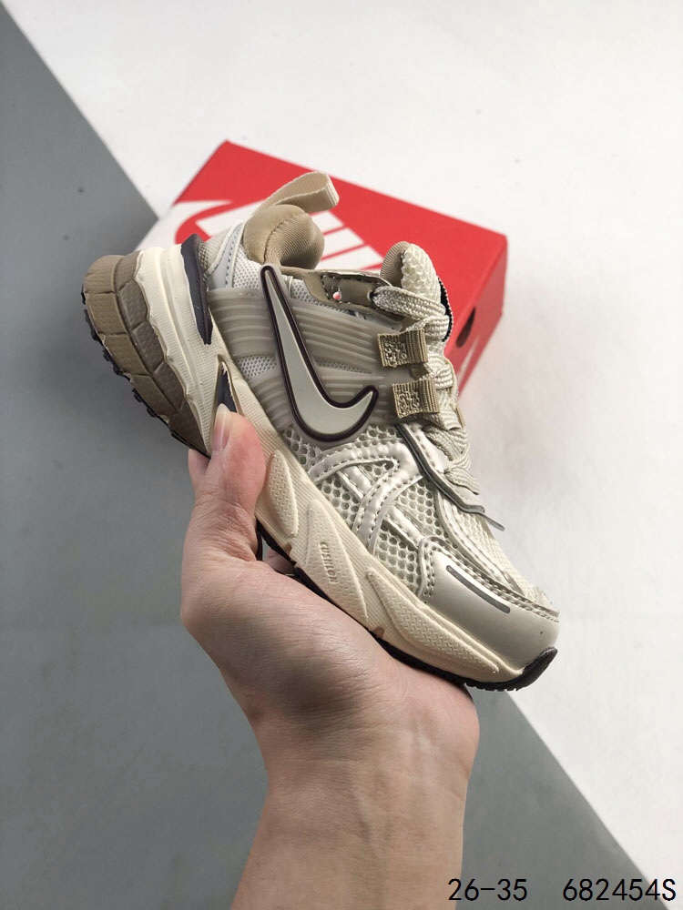 图片[3]-🈴️ 萌娃童鞋！耐克 NIKE V2K RUN跑步鞋 复古风潮 网面透气运动鞋 紧致的鞋面材质提供良好的包裹性 鞋侧 Swoosh以及鞋头部分搭配增添不少亮点的镀铬细节 鞋垫上印有Bill Bowerman头像 将细节拉满 中底饰有独特的做旧效果 最后搭载黑色外底 凸显整双鞋的复古气质 ID：682454S\”},\”album\”：{\”desc\”：\”-选品中心