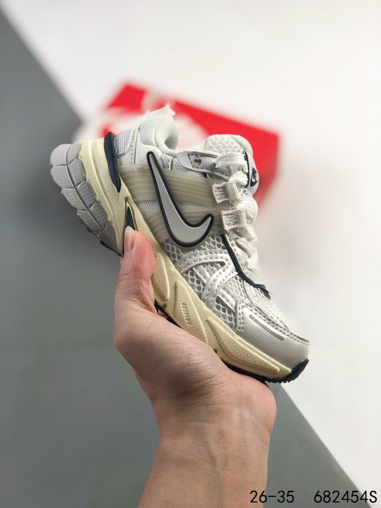 图片[4]-🈴️ 萌娃童鞋！耐克 NIKE V2K RUN跑步鞋 复古风潮 网面透气运动鞋 紧致的鞋面材质提供良好的包裹性 鞋侧 Swoosh以及鞋头部分搭配增添不少亮点的镀铬细节 鞋垫上印有Bill Bowerman头像 将细节拉满 中底饰有独特的做旧效果 最后搭载黑色外底 凸显整双鞋的复古气质 ID：682454S\”},\”album\”：{\”desc\”：\”-选品中心