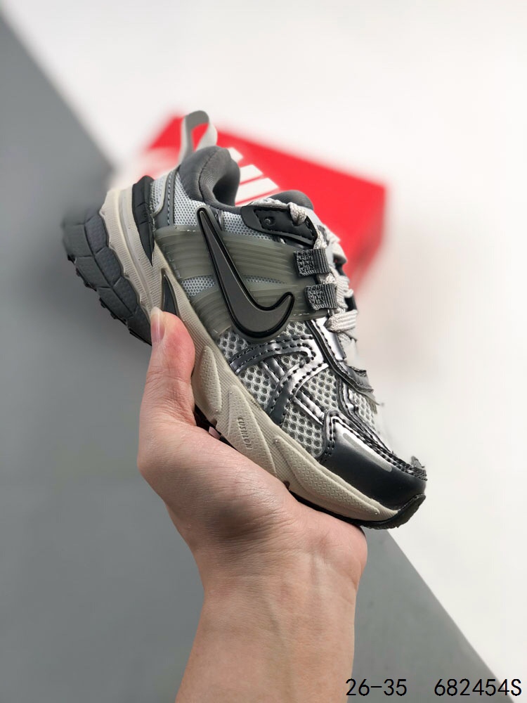 🈴️ 萌娃童鞋！耐克 NIKE V2K RUN跑步鞋 复古风潮 网面透气运动鞋 紧致的鞋面材质提供良好的包裹性 鞋侧 Swoosh以及鞋头部分搭配增添不少亮点的镀铬细节 鞋垫上印有Bill Bowerman头像 将细节拉满 中底饰有独特的做旧效果 最后搭载黑色外底 凸显整双鞋的复古气质 ID：682454S\