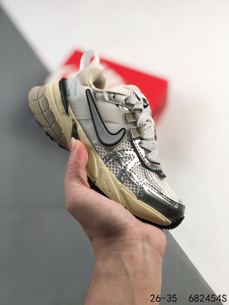 图片[2]-🈴️ 萌娃童鞋！耐克 NIKE V2K RUN跑步鞋 复古风潮 网面透气运动鞋 紧致的鞋面材质提供良好的包裹性 鞋侧 Swoosh以及鞋头部分搭配增添不少亮点的镀铬细节 鞋垫上印有Bill Bowerman头像 将细节拉满 中底饰有独特的做旧效果 最后搭载黑色外底 凸显整双鞋的复古气质 ID：682454S\”},\”album\”：{\”desc\”：\”-选品中心