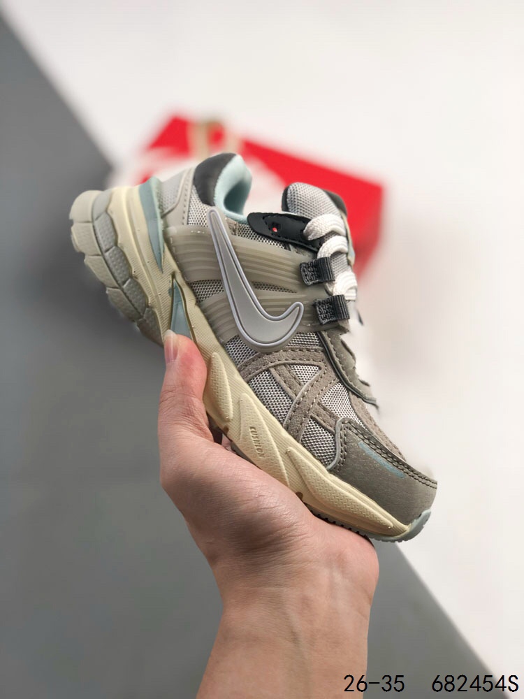 图片[7]-🈴️ 萌娃童鞋！耐克 NIKE V2K RUN跑步鞋 复古风潮 网面透气运动鞋 紧致的鞋面材质提供良好的包裹性 鞋侧 Swoosh以及鞋头部分搭配增添不少亮点的镀铬细节 鞋垫上印有Bill Bowerman头像 将细节拉满 中底饰有独特的做旧效果 最后搭载黑色外底 凸显整双鞋的复古气质 ID：682454S\”},\”album\”：{\”desc\”：\”-选品中心