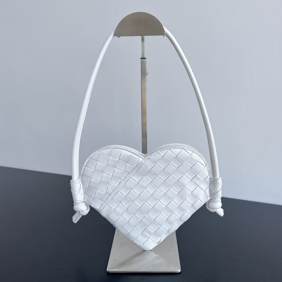 #Bv Sac à main Solstice en forme d’amour en édition limitée pour la Saint-Valentin chinoise♥️ 796380 Ce n’est pas seulement un excellent choix de cadeau, mais aussi un moyen idéal d’exprimer l’amour 💕En utilisant le design tissé classique « love❤️ », la forme est vivante et ludique, vraiment spéciale [Feux d’artifice] Bandoulière en cuir d’agneau Napa occasion avec petits noeuds classiques des deux côtés et intérieur avec boucle porte-clés en métal Ouverture et fermeture à double fermeture éclair, petite et légère, mais aussi facile à transporter, style doux et mignon ~ peut contenir toutes les tenues, que ce soit un sac à main ou sous le bras♥️Taille : 22x18x2