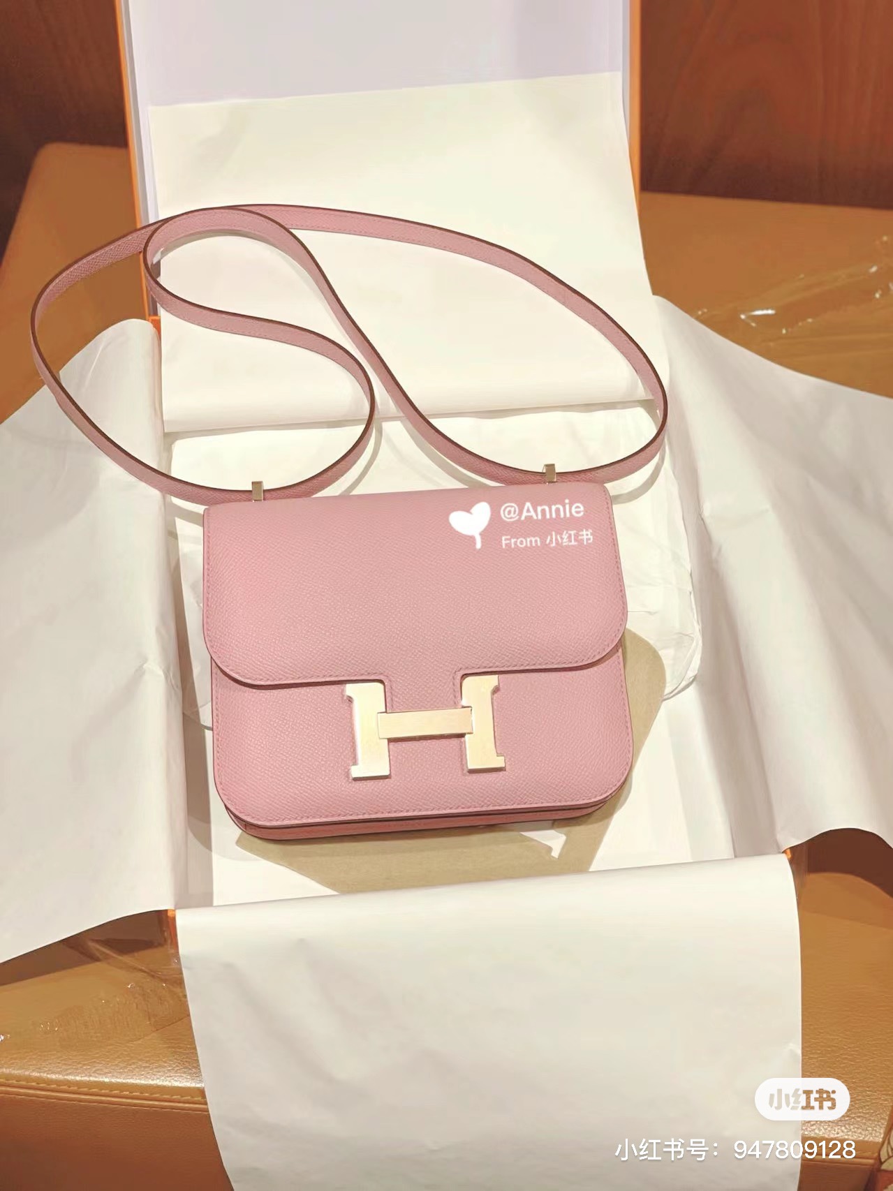 C Il secondo stile: Kangkang 19constance 3Q Sakura Pink è anch’esso un delicato colore rosa fiori di ciliegio con una grande fibbia argentata Hermès H per evidenziare la forma piccola e carina della borsa. Anche la pelle sui palmi è davvero tenera femminile sulla schiena