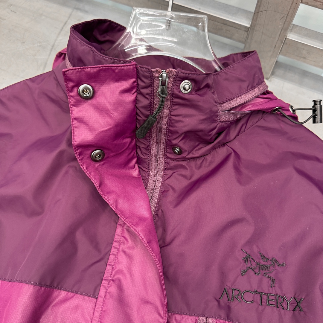  🆕ARC｜新款皮肤衣，进口科技纤维面料，定制撞色暗纹印花设计，超薄透气防晒，风衣版型帅气十足，袖边经典