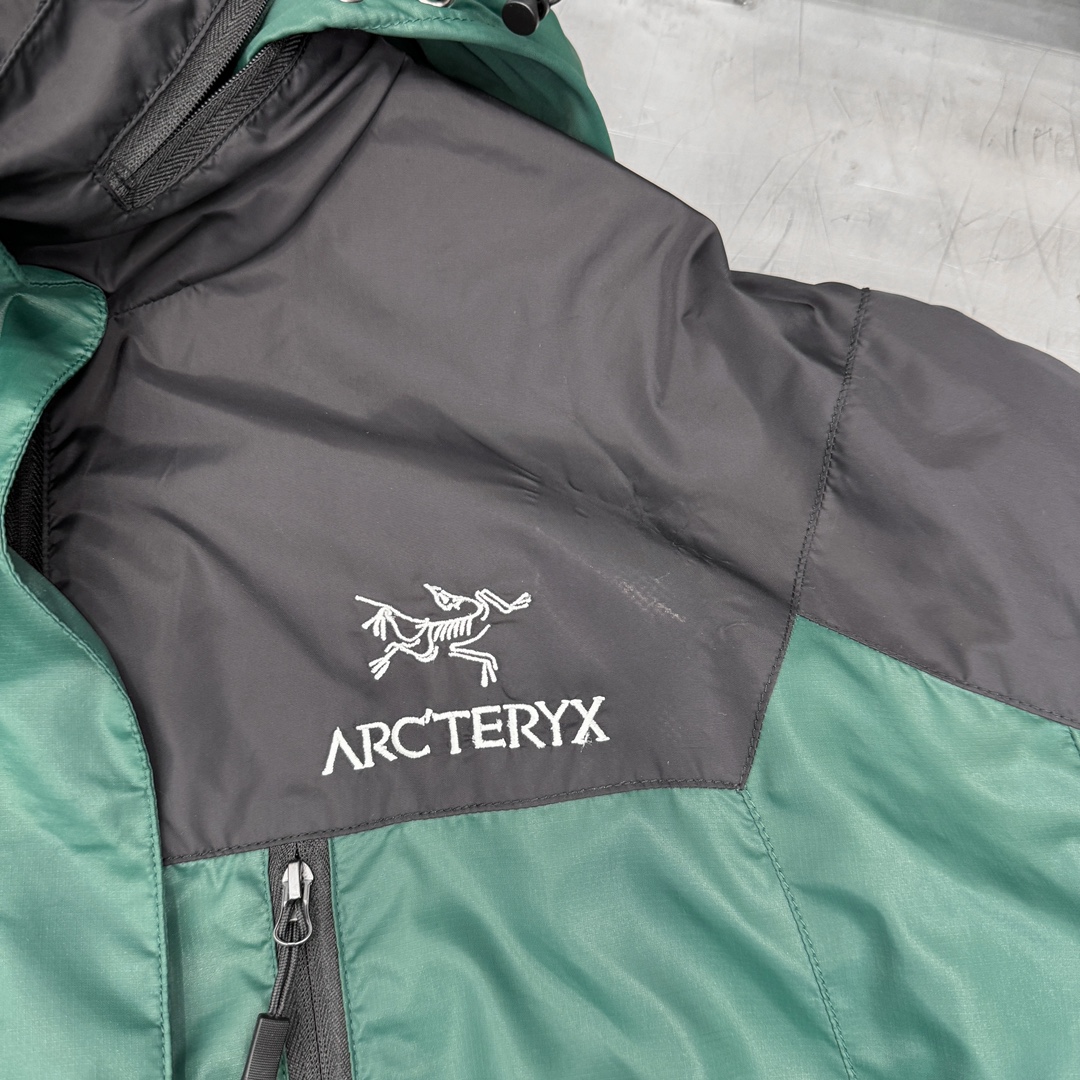  🆕ARC｜新款皮肤衣，进口科技纤维面料，定制撞色暗纹印花设计，超薄透气防晒，风衣版型帅气十足，袖边经典
